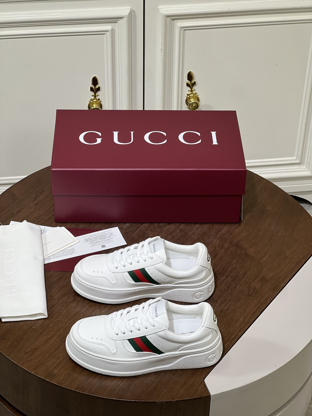 NO:664393,Gucci/Gucci couple's autumn and winter series thick-soled sneakers  This sneaker has a thick sole structure and cleverly uses three elements of silhouette design, color matching and material to highlight the retro style. It is crafted with smooth calfskin and metallic leather. The interlocking G logo is screen-printed on the heel and decorated with classic three-color woven fabric on both sides.  With details, the front and sides of the shoe are punched, with a 5cm extra thick rubber sole, an embossed logo on the heel, and fabric lining for the feet. The style is versatile and casual, and the upper foot is increased, comfortable and breathable. It comes with a full set of original box packaging and a pair of shoelaces!  Women's code 35-36-37-38-39 (40 customized) Men's code 39-40-41-42-43-44 (45 customized),,gucci,gucci,sneakers,cowhide19860909Gucci/古驰 情侣款秋冬系列厚底运动鞋 这款运动鞋采用厚底结构,巧妙运用廓形设计、配色和材质三重元素,彰显复古风范.融入光滑小牛皮和金属质感皮革匠心制作,后跟丝印饰互扣式双G徽标,两侧饰以经典三色织带细节,鞋身正面和侧面冲孔处理,搭配5cm超厚橡胶鞋底,鞋后跟缀以压纹logo标识,织物内里垫脚,款式百搭休闲,上脚增高舒适透气,配全套原盒包装另附一副鞋带！ 女码35-36-37-38-39（40定制） 男码39-40-41-42-43-44（45定制）,,gucci,gucci,sneakers,cowhide,Men's shoes