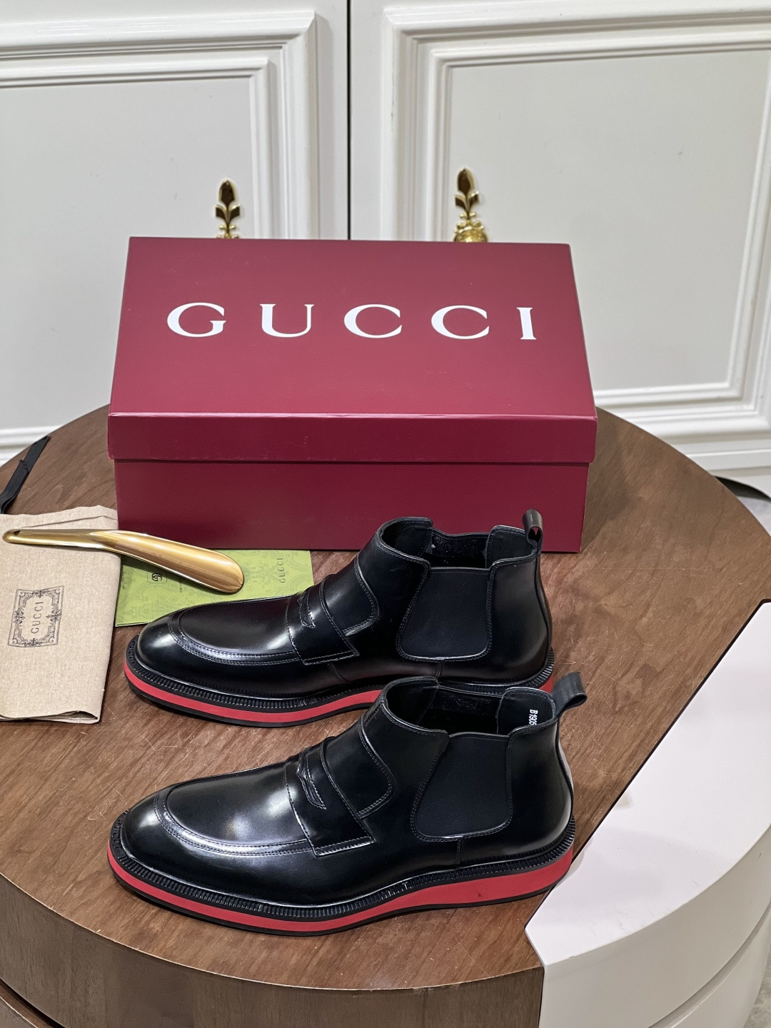 NO:745435,GUCC* men's Mocassin leather boots are made of very soft grained cowhide and velvet cowhide, with a classic and elegant silhouette. The upper shows charming and delicate light and shadow. The front is embellished with a hand-stitched ribbon that symbolizes the 'Gucci brand logo'. It is equipped with a genuine leather sole made of injection molded rubber and a full cowhide lining. The upper foot is soft and comfortable, and the style is simple and elegant. Comes with a complete set of original packaging dust bag shoehorn!  Size39-44 (45.46 customized),,gucci,boots,cowhide19860909GUCC* 男士Mocassin皮靴 采用十分柔软的粒面牛皮和丝绒牛皮革打造,经典优雅轮廓,鞋面展现出迷人细腻的光影,正面点缀象征性“Gucci品牌标识”的手缝饰带,搭配以注塑橡胶的真皮鞋底,全牛皮内里垫脚.上脚柔软舒适,款式简约大气.配全套原包装防尘袋鞋拔！ Size39-44（45.46 订做）,,gucci,boots,cowhide,Men's shoes