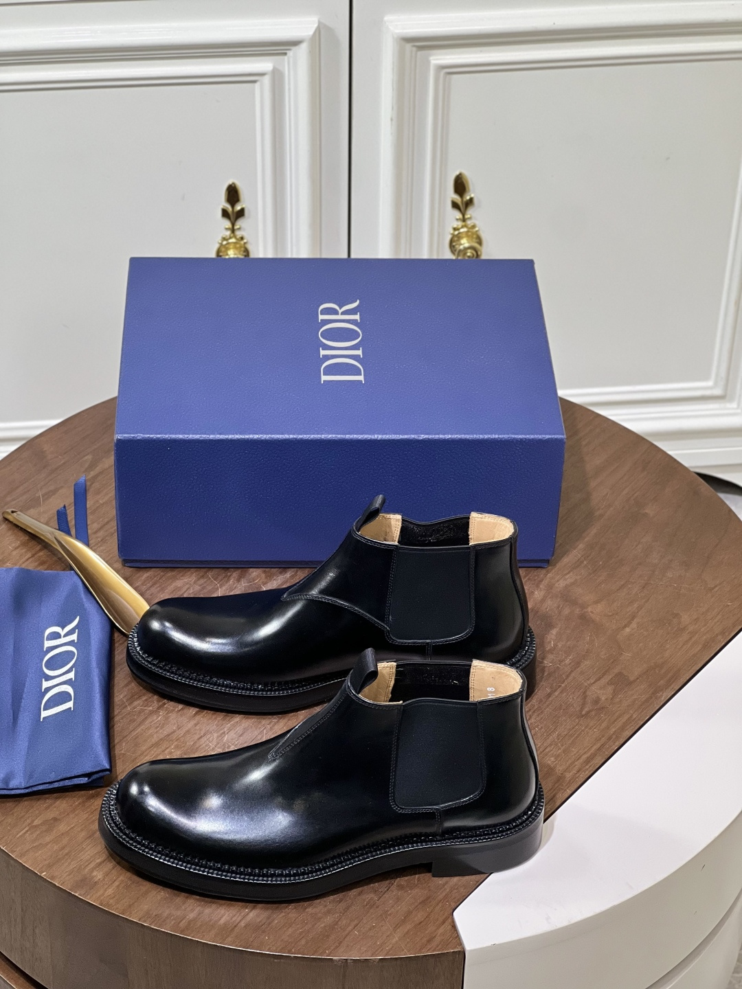 NO:745440,DIOR men's Mocassin loaf leather boots are made of very soft grained cowhide and velvet cowhide, with a classic and elegant silhouette. The upper shows charming and delicate light and shadow. The front is embellished with a hand-stitched ribbon that symbolizes the 'Gucci brand logo'. It is equipped with a genuine leather sole made of injection molded rubber and a full cowhide lining. The upper foot is soft and comfortable, and the style is simple and elegant. Comes with a complete set of original packaging dust bag shoehorn!  Size39-44 (45.46 customized),,dior,gucci,loafers,boots,cowhide19860909DIOR 男士Mocassin乐福皮靴 采用十分柔软的粒面牛皮和丝绒牛皮革打造,经典优雅轮廓,鞋面展现出迷人细腻的光影,正面点缀象征性“Gucci品牌标识”的手缝饰带,搭配以注塑橡胶的真皮鞋底,全牛皮内里垫脚.上脚柔软舒适,款式简约大气.配全套原包装防尘袋鞋拔！ Size39-44（45.46 订做）,,dior,gucci,loafers,boots,cowhide,Men's shoes