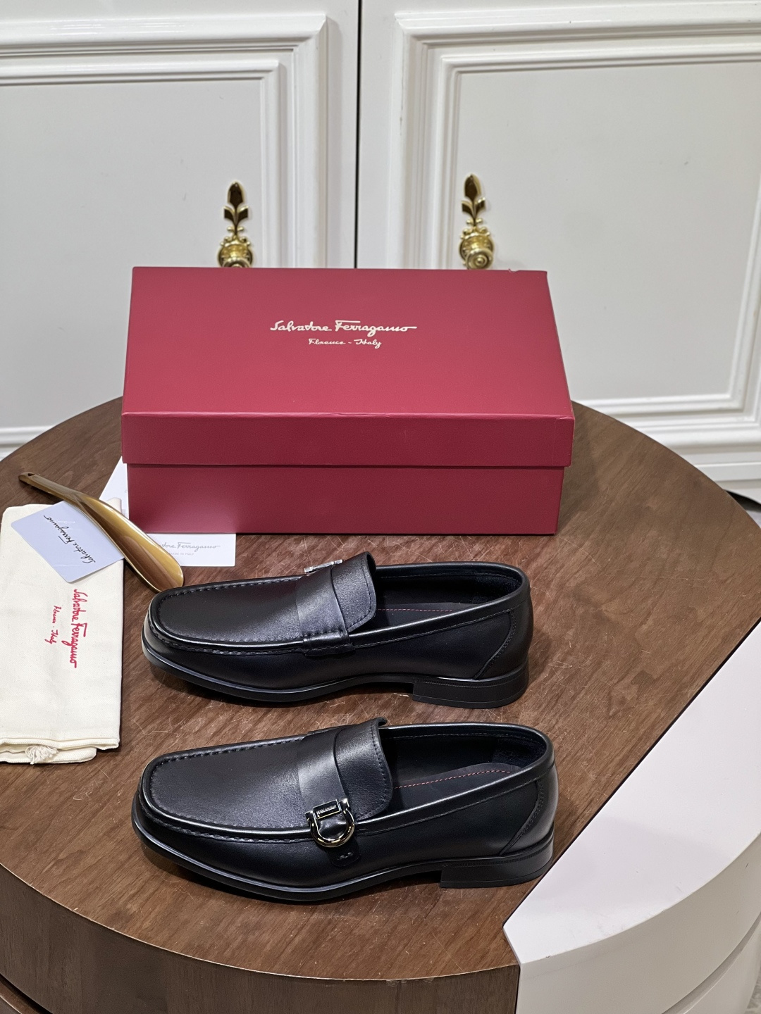 NO:745445,New Salvatore Ferragam*GANCINI double-sided buckle moccasin shoes!  Loafers. High-end men's business casual shoes. Loafers are originally purchased from top-notch agents. Original imported top-grade calfskin with original hardware buckles. Imported cowhide lining and cowhide foot pads. Original TPR rubber outsole!  Size39-44 (customized at 38.45),,louis vuitton,ferragamo,ferragamo,loafers,cowhide19860909新品Salvatore Ferragam*菲拉格慕～GANCINI 双面饰扣莫卡辛鞋！乐福鞋 高端男士商务休闲鞋乐福鞋原单顶级代购货、原版进口顶级小牛皮搭配原版五金扣进口牛皮内里牛皮垫脚原版TPR橡胶大底！ Size39-44（38.45定制）,,louis vuitton,ferragamo,ferragamo,loafers,cowhide,Men's shoes