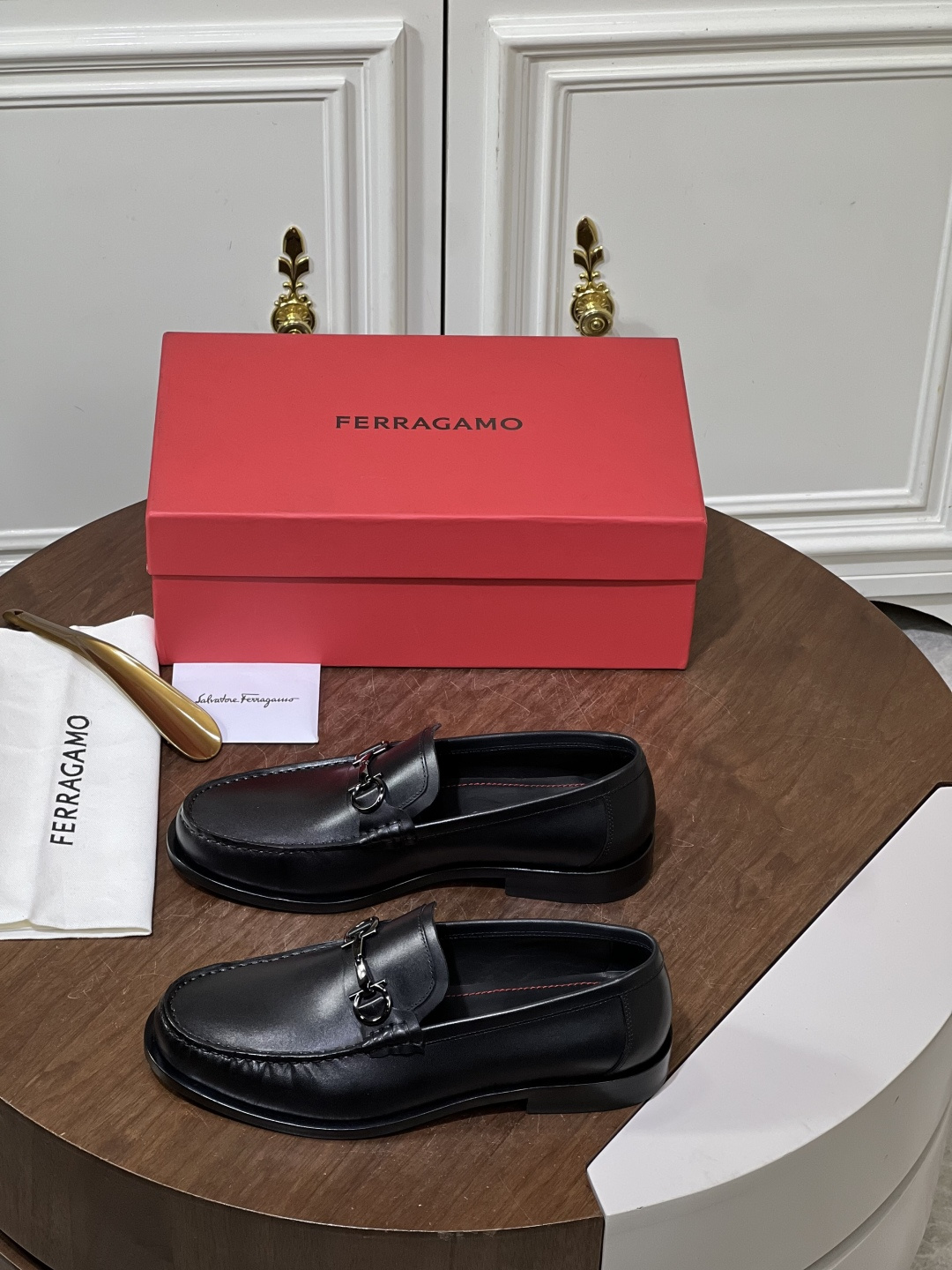 NO:778297,SF's new product Ferraga* Tramezza Men's Loafers Leather Shoes Slip-On Business Leather Shoes These men's round-toe loafers are made of two different styles of matte calfskin vs. shiny open-edge beaded cowhide. They are professionally processed to present a gorgeous and bright luster!  It adopts handmade thick-line mark sewing technology, rough baked edge processing details, genuine leather buckle belt decoration with letter logo details/metal buckle matching. Water-dyed calfskin lining, genuine leather feet, leather material details, high-quality leather and durable, with a light leather fragrance. Imported Italian leather outsole, heel composite rubber backing, comfortable and good anti-slip details, semi-Goodyear cold bonding process, comfortable and durable on the foot, comes with a full set of packaging!  Size39-44 (38.45.46 customization does not support return or exchange),,ferragamo,fendi,loafers,cowhide,Leather soles19860909SF家新品 Ferraga* 菲拉-格慕 Tramezza 男士乐福鞋皮鞋 一脚蹬商务皮鞋 这款男士圆头乐福鞋选用哑光小牛皮VS亮面开边珠牛皮两种不同风格皮质 专业工艺处理,呈现华美亮丽光泽！ 采用手工粗线马克缝制工艺,粗犷的焗边处理细节,真皮扣带装饰点缀以字母logo细节/金属扣搭配 水染小牛皮内里,真皮垫脚,皮料材质看细节,高品皮质耐看,带有淡淡皮料香味. 意大利进口真皮大底,后跟复合橡胶底片,舒适的同时还有良好的防滑细节,半固特异冷粘工艺处理,上脚舒适耐穿,配全套包装！ Size39-44（38.45.46定做不支持退换）,,ferragamo,fendi,loafers,cowhide,Leather soles,Men's shoes