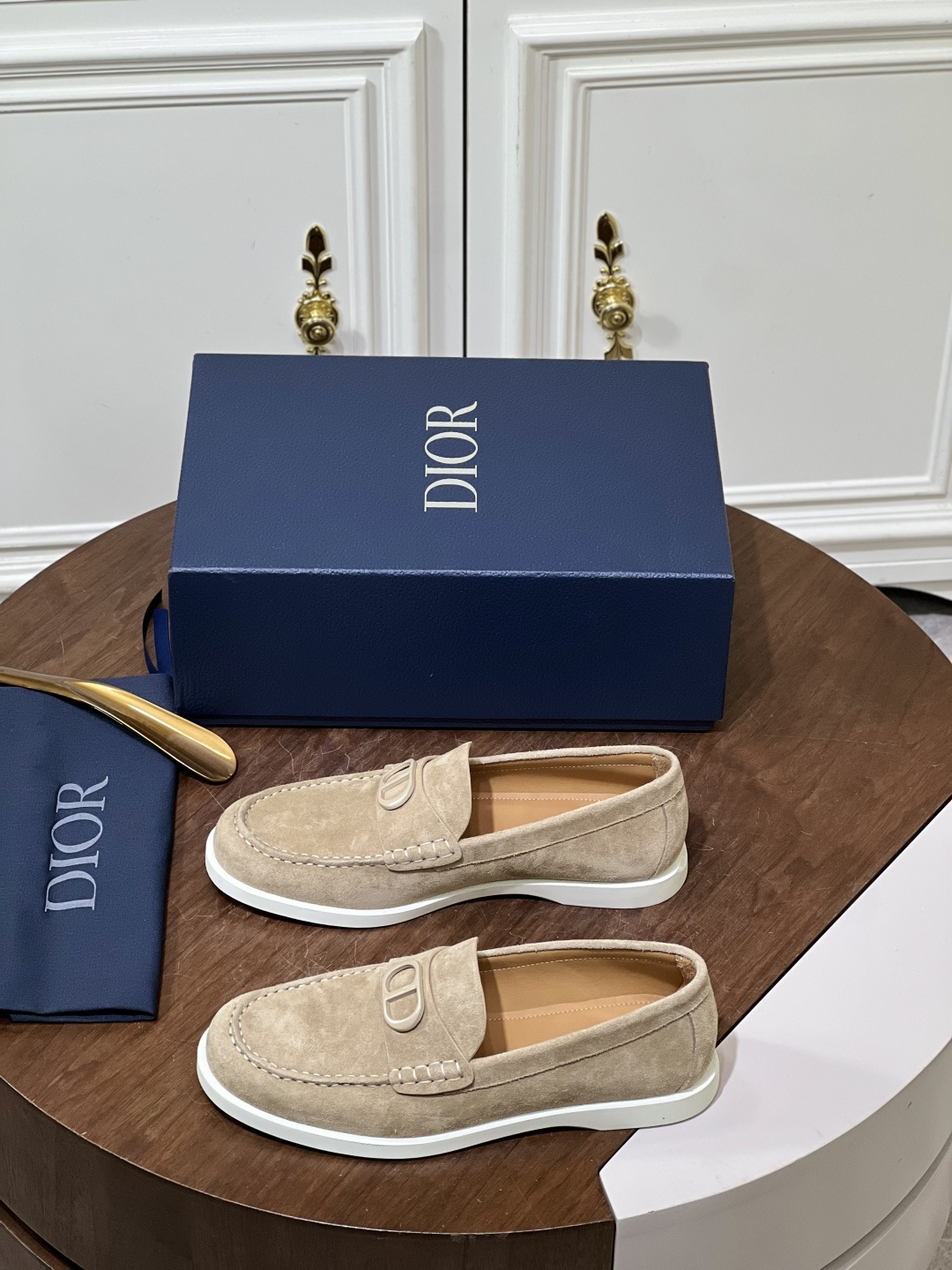 NO:778302,The new Dior～Granville loafers are comfortable and fashionable casual shoes. They are carefully made of luxurious and soft black suede, and the upper is decorated with tonal Oblique printed panels. The lightweight white rubber sole is more refined, the outsole is engraved with Dior Oblique pattern, and the back side is engraved with the Dior logo. It can add elegance to all kinds of casual looks. Size38-45 (customized at 38.45),, dior, loafers19860909新款Dior～Granville 乐福鞋是一款舒适时尚休闲鞋履 采用奢华柔软的黑色绒面革精心制作,鞋面饰以同色调 Oblique 印花镶片.轻盈的白色橡胶鞋底更显精致,外底镌刻有 Dior Oblique 图案,后侧镌刻以 Dior 标志.可为各式休闲造型增添优雅气质 Size38-45（38.45定制）,,dior,loafers,Men's shoes