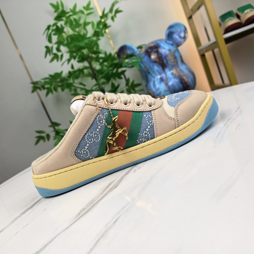 NO:783260,2026 Year of the Horse Half Drag Pearl Hot Diamond New Style [Higher Version] GUCCI Gucci Casual Sports Small Dirty Shoes, polished cowhide fabric, hand-made distressed effect!  Original terry cloth, delicate, soft, comfortable and breathable. Privately molded steel-stamped two-color original TPU outsole (lower layer is wider, upper layer is narrower) to differentiate the wrong version of the outsole in the market. Fabric, material, outsole, details comparison SIZE: 34-41, 38-45 regular size (34 and 41 for women are custom-made, non-returnable and non-exchangeable) (women's colors and men's models need to be customized),,gucci,gucci,cowhide198609092026马年半拖珍珠烫钻新款【高版本】GUCCI古驰休闲运动小脏鞋 擦色牛皮面料,手工做旧效果！ 原版毛巾布里,细腻柔软、舒适透气 私模钢印双色原版TPU大底(下层宽,上层窄) 区分市场不对版大底 面料、材质、大底,细节对比 SIZE: 34-41、38-45正码（女款34、41定做不退不换）(女款色系男款需要定制),,gucci,gucci,cowhide,Men's shoes