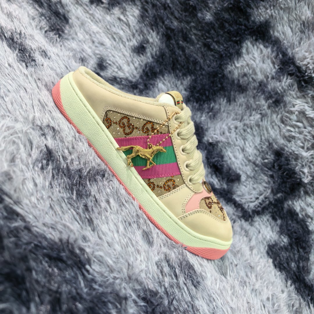 NO:833039,2026 Year of the Horse Half Drag Hot Diamond New Style [Higher Version] GUCCI Gucci Casual Sports Small Dirty Shoes, polished cowhide fabric, hand-made distressed effect!  Original terry cloth, delicate, soft, comfortable and breathable. Privately molded steel-stamped two-color original TPU outsole (lower layer is wider, upper layer is narrower) to differentiate the wrong version of the outsole in the market. Fabric, material, outsole, details comparison SIZE: 34-41, 38-45 regular size (34 and 41 for women are custom-made, non-returnable and non-exchangeable) (women's colors and men's models need to be customized),,gucci,gucci,cowhide198609092026马年半拖烫钻新款【高版本】GUCCI古驰休闲运动小脏鞋 擦色牛皮面料,手工做旧效果！ 原版毛巾布里,细腻柔软、舒适透气 私模钢印双色原版TPU大底(下层宽,上层窄) 区分市场不对版大底 面料、材质、大底,细节对比 SIZE: 34-41、38-45正码（女款34、41定做不退不换）(女款色系男款需要定制),,gucci,gucci,cowhide,Men's shoes