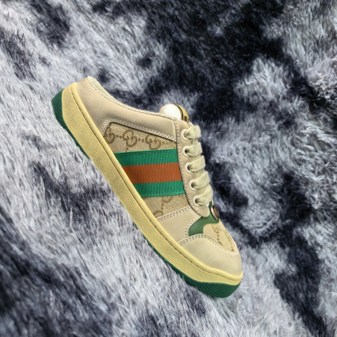 NO:833048,2026 New Year of the Horse Half Drags [Higher Version] GUCCI Casual Sports Small Dirty Shoes, polished cowhide fabric, hand-made distressed effect!  Original terry cloth, delicate, soft, comfortable and breathable. Privately molded steel-stamped two-color original TPU outsole (lower layer is wider, upper layer is narrower) to differentiate the wrong version of the outsole in the market. Fabric, material, outsole, details comparison SIZE: 34-41, 38-45 regular size (34 and 41 for women are custom-made, non-returnable and non-exchangeable) (women's colors and men's models need to be customized),,gucci,gucci,cowhide198609092026马年半拖新款【高版本】GUCCI古驰休闲运动小脏鞋 擦色牛皮面料,手工做旧效果！ 原版毛巾布里,细腻柔软、舒适透气 私模钢印双色原版TPU大底(下层宽,上层窄) 区分市场不对版大底 面料、材质、大底,细节对比 SIZE: 34-41、38-45正码（女款34、41定做不退不换）(女款色系男款需要定制),,gucci,gucci,cowhide,Men's shoes