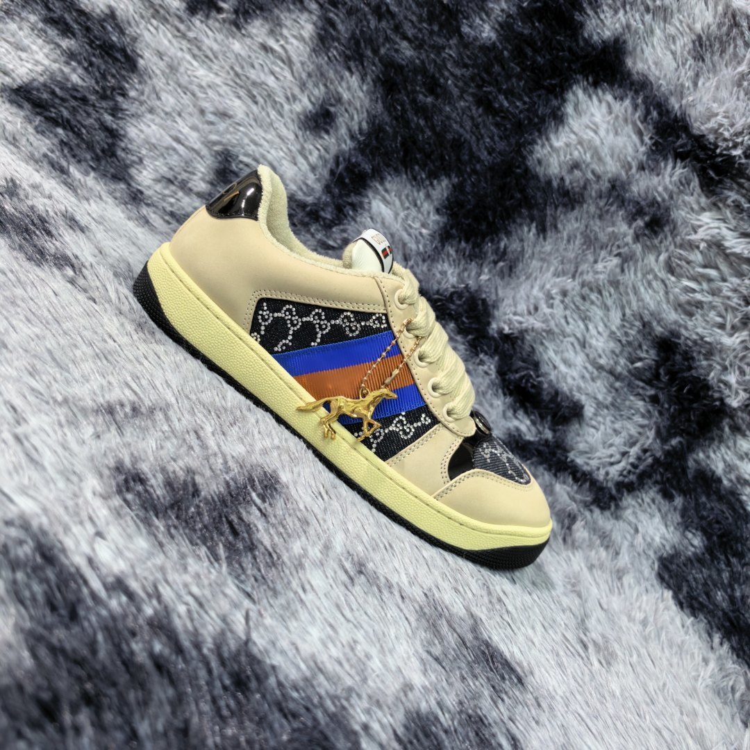 NO:833057,Drilled surface [high version] GUCCI casual sports dirty shoes, polished cowhide fabric, hand-made old effect!  Original terry cloth, delicate, soft, comfortable and breathable. Privately molded steel-stamped two-color original TPU outsole (lower layer is wider, upper layer is narrower) to differentiate the wrong version of the outsole in the market. Fabric, material, outsole, details comparison SIZE: 34-41, 38-45 regular size (34 and 41 for women are custom-made, non-returnable and non-exchangeable) (women's colors and men's models need to be customized),,gucci,gucci,cowhide19860909钻面【高版本】GUCCI古驰休闲运动小脏鞋 擦色牛皮面料,手工做旧效果！ 原版毛巾布里,细腻柔软、舒适透气 私模钢印双色原版TPU大底(下层宽,上层窄) 区分市场不对版大底 面料、材质、大底,细节对比 SIZE: 34-41、38-45正码（女款34、41定做不退不换）(女款色系男款需要定制),,gucci,gucci,cowhide,Men's shoes