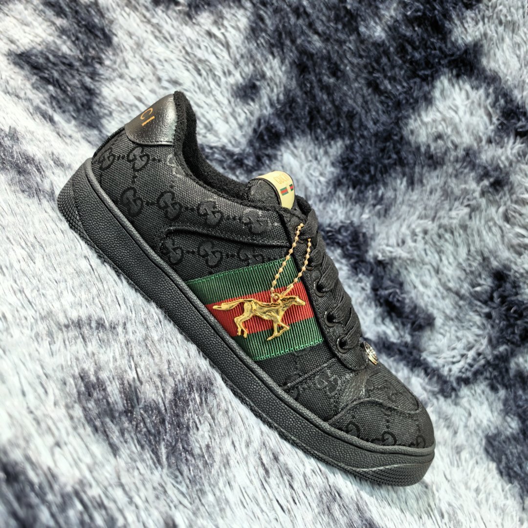 NO:833066,2026 new model [high version] GUCCI casual sports dirty shoes, polished cowhide fabric, hand-made distressed effect!  Original terry cloth, delicate, soft, comfortable and breathable. Privately molded steel-stamped two-color original TPU outsole (lower layer is wider, upper layer is narrower). Differentiated versions of the outsole in the market. Comparison of fabrics, materials, outsole, and details. SIZE: 38-45 regular size (men's 38 and 45 are custom-made, non-returnable and non-exchangeable) (women's colors need to be customized),, gucci, gucci, cowhide198609092026新款【高版本】GUCCI古驰休闲运动小脏鞋 擦色牛皮面料,手工做旧效果！ 原版毛巾布里,细腻柔软、舒适透气 私模钢印双色原版TPU大底(下层宽,上层窄) 区分市场不对版大底 面料、材质、大底,细节对比 SIZE: 38-45正码（男38 45定做不退不换）(女款色系需要定制),,gucci,gucci,cowhide,Men's shoes