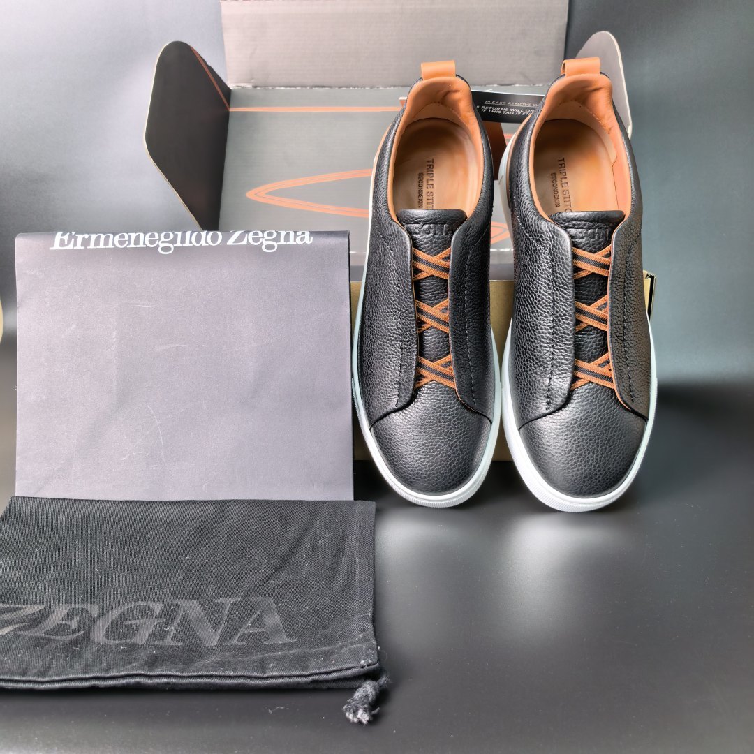 NO:886117,The latest official Zegna outsole from Dongguan [ZEGNA] Z Z men's sports and leisure shoes, regular size 38 to 46 (4-12) (men's 38, 45, 46, custom-made, non-refundable and non-exchangeable) The perfect fusion of Zegna's classic sports and leisure shoes!  Simple style, soft and light!  Unique branded elastic band design!  Fabric original deerskin!  Calfskin lining with padding!  Latex push-back foot pads!  The midsole is copied across the country!  More breathable and comfortable!  TUP vacuum outsole!  goods!  Quality: Look closely at the detailed pictures, the texture is super strong!  But 11 can withstand various tests!  38,45,46 custom-made, non-refundable,,zegna,cowhide19860909东莞货杰尼亚官方最新大底【ZEGNA】 Z Z男士运动休闲款 正码38一46(4－12）（男38 45 46定做不退不换） 杰尼亚经典运动休闲的完美融合鞋款！简约风格,柔软、轻便！独特品牌松紧带设计！面料原版鹿皮！内里小牛皮附垫！乳胶回力垫脚！中底全拉邦复制！更加透气舒适！TUP抽真空大底！货！品质细看细节图,质感超强！可11经得起各种考验！38,45 丶46定做不退换,,zegna,cowhide,Men's shoes