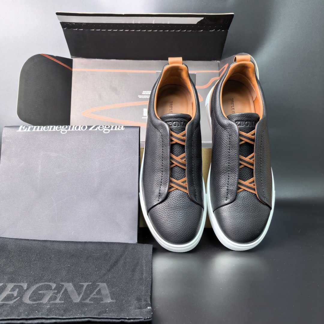 NO:888415,The latest official Zegna outsole from Dongguan [ZEGNA] Z Z men's sports and leisure shoes, regular size 38 to 46 (4-12) (men's 38, 45, 46, custom-made, non-refundable and non-exchangeable) The perfect fusion of Zegna's classic sports and leisure shoes!  Simple style, soft and light!  Unique branded elastic band design!  Fabric original deerskin!  Calfskin lining with padding!  Latex push-back foot pads!  The midsole is copied across the country!  More breathable and comfortable!  TUP vacuum outsole!  goods!  Quality: Look closely at the detailed pictures, the texture is super strong!  But 11 can withstand various tests!  38,45,46 custom-made, non-refundable,,zegna,cowhide19860909东莞货杰尼亚官方最新大底【ZEGNA】 Z Z男士运动休闲款 正码38一46(4－12）（男38 45 46定做不退不换） 杰尼亚经典运动休闲的完美融合鞋款！简约风格,柔软、轻便！独特品牌松紧带设计！面料原版鹿皮！内里小牛皮附垫！乳胶回力垫脚！中底全拉邦复制！更加透气舒适！TUP抽真空大底！货！品质细看细节图,质感超强！可11经得起各种考验！38,45 丶46定做不退换,,zegna,cowhide,Men's shoes