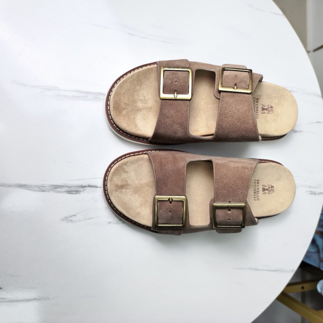 NO:898238,: [Sandals] Brunello Cucinelli BC men's casual sandals. The fabric of this sandal is made of high-mercerized frosted cowhide imported from Italy. The rubber foam outsole with high density and elasticity | wear-resistant and not easy to deform. The shape of this sandal is classic and never goes out of style. The personalized logo and unique water ripple groove design on the outsole | the luxury is instantly overwhelming. Size38-44 (customized at 45.46),, brunello  cucinelli,slippers,cowhide19860909: 【凉拖】Brunello Cucinelli BC男士休闲男凉拖鞋 此款凉拖鞋鞋面料采用意大利进口高丝光磨砂牛皮 密度弹性大的橡胶发泡大底｜耐磨不易变形 此款凉拖鞋鞋型堪称经典永不过时 外底上的个性logo和独特的水波纹凹槽设计｜奢华度瞬间爆棚 Size38-44（45.46定做）,,brunello cucinelli,slippers,cowhide,Men's shoes