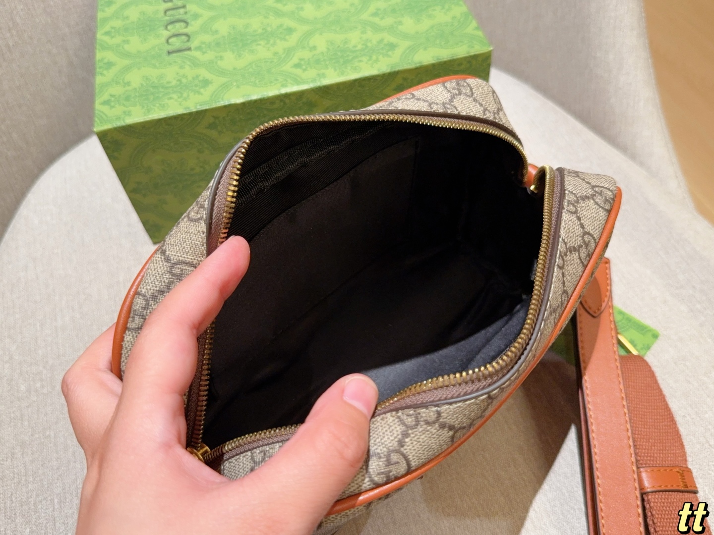💰200
Gucci古奇
新款 Emblem系列手拿 斜挎 相机包～
尺寸：23×16×7
礼盒包装🎁