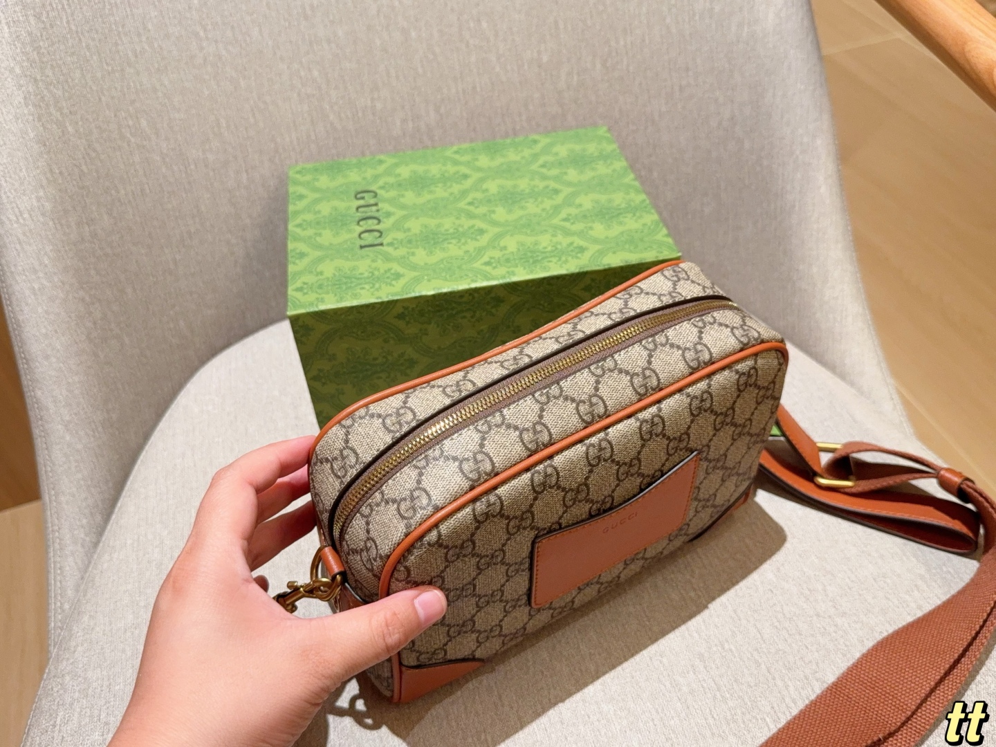 💰200
Gucci古奇
新款 Emblem系列手拿 斜挎 相机包～
尺寸：23×16×7
礼盒包装🎁