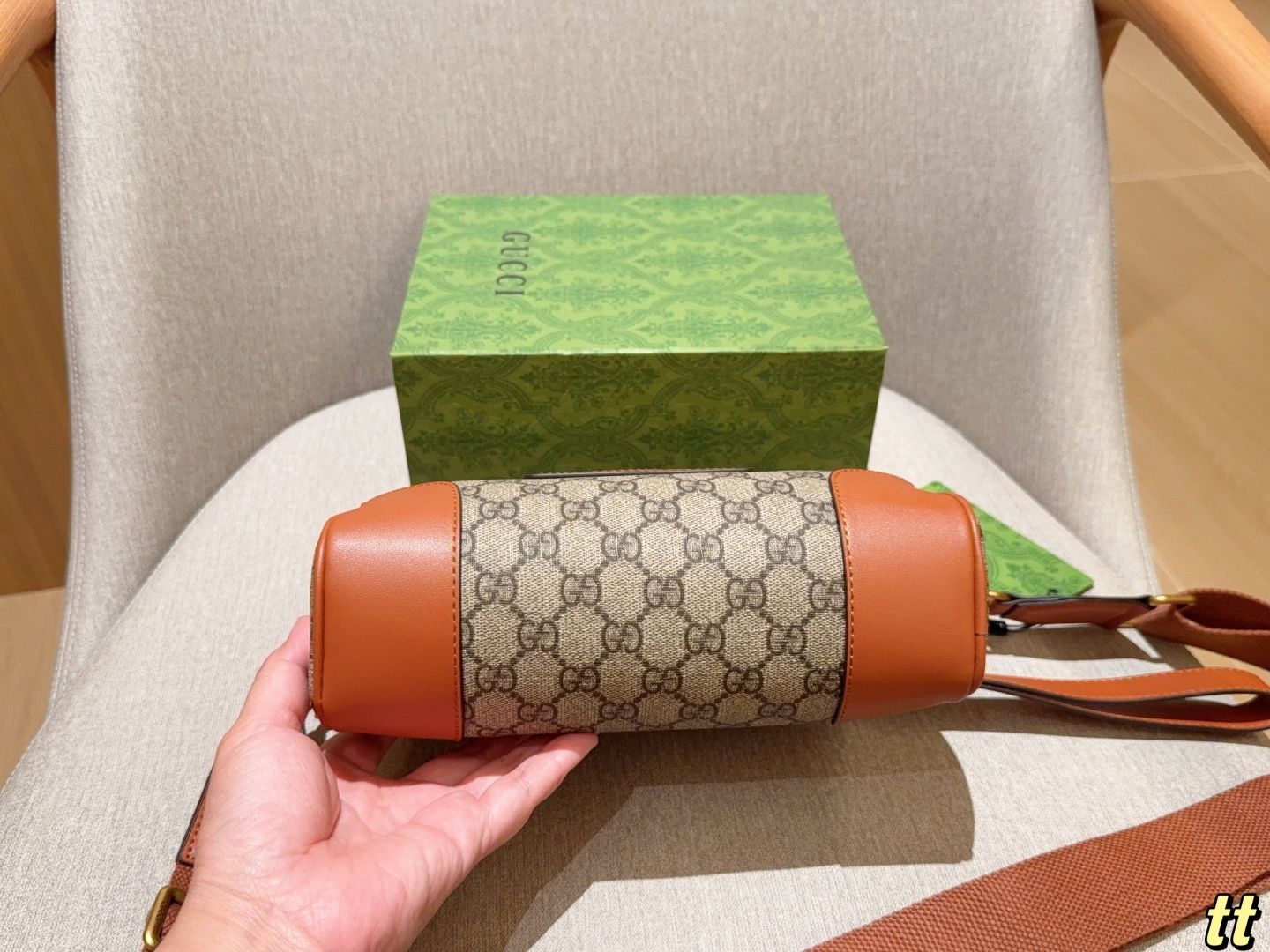 💰200
Gucci古奇
新款 Emblem系列手拿 斜挎 相机包～
尺寸：23×16×7
礼盒包装🎁