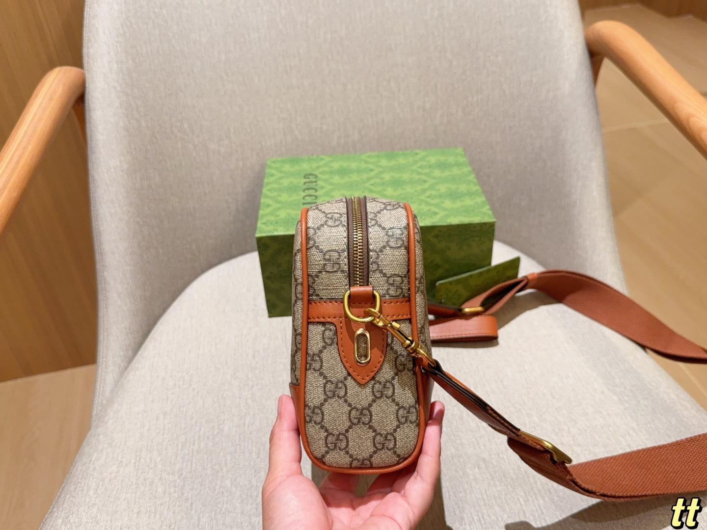 💰200
Gucci古奇
新款 Emblem系列手拿 斜挎 相机包～
尺寸：23×16×7
礼盒包装🎁