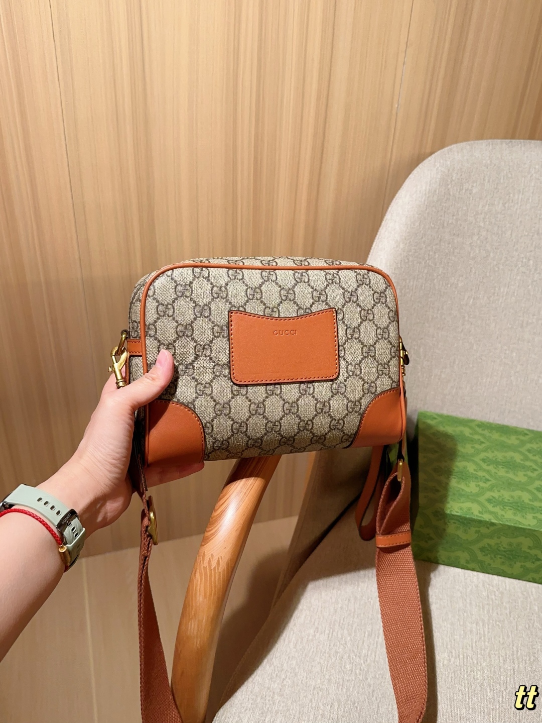 💰200
Gucci古奇
新款 Emblem系列手拿 斜挎 相机包～
尺寸：23×16×7
礼盒包装🎁