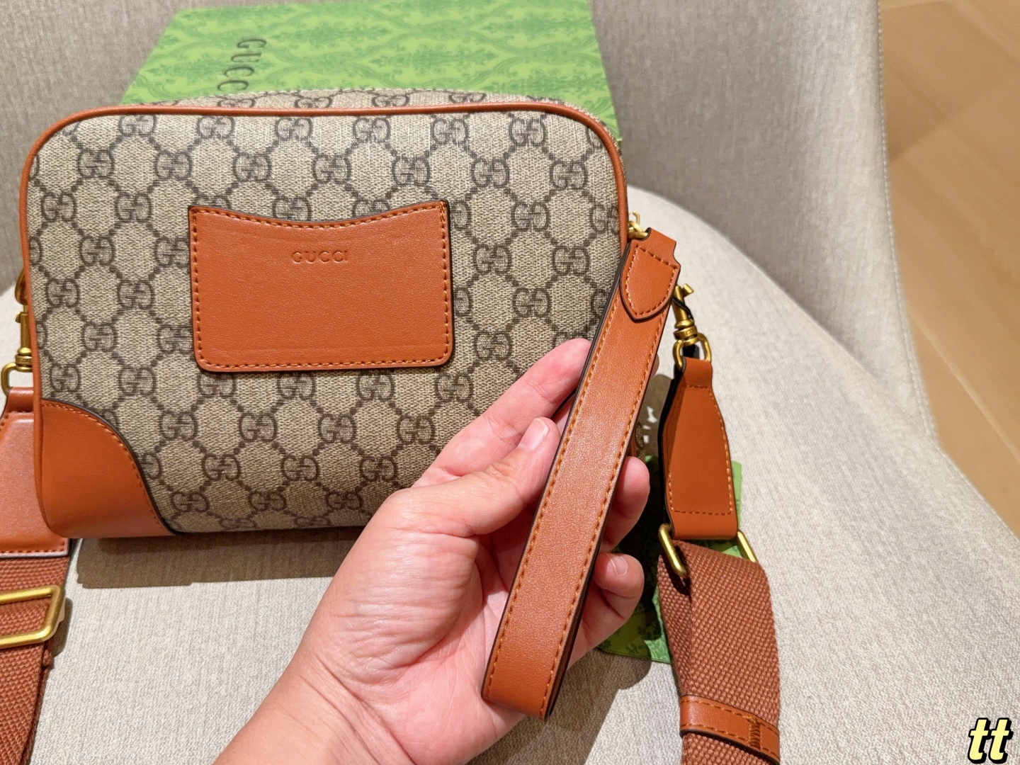 💰200
Gucci古奇
新款 Emblem系列手拿 斜挎 相机包～
尺寸：23×16×7
礼盒包装🎁