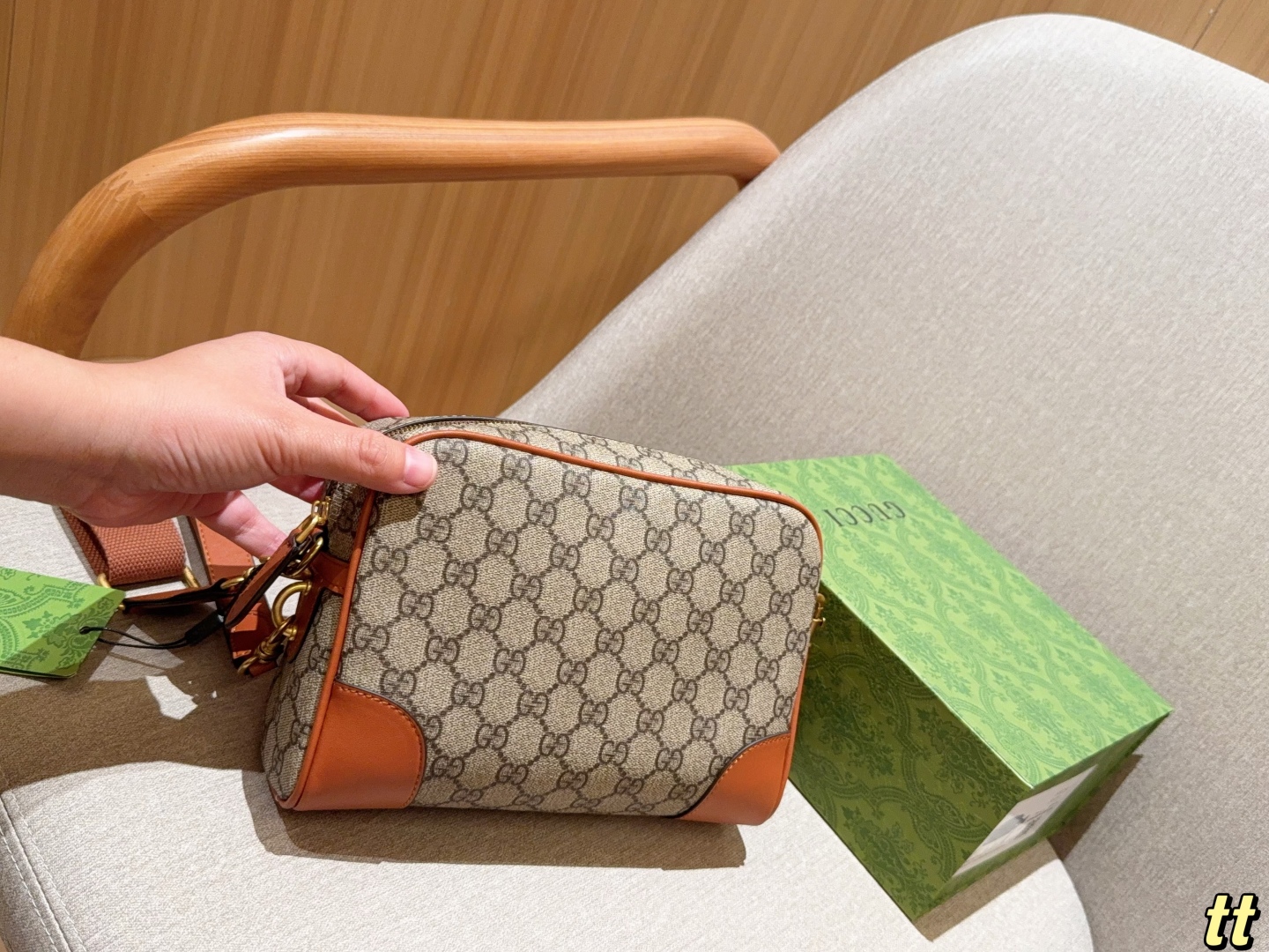 💰200
Gucci古奇
新款 Emblem系列手拿 斜挎 相机包～
尺寸：23×16×7
礼盒包装🎁