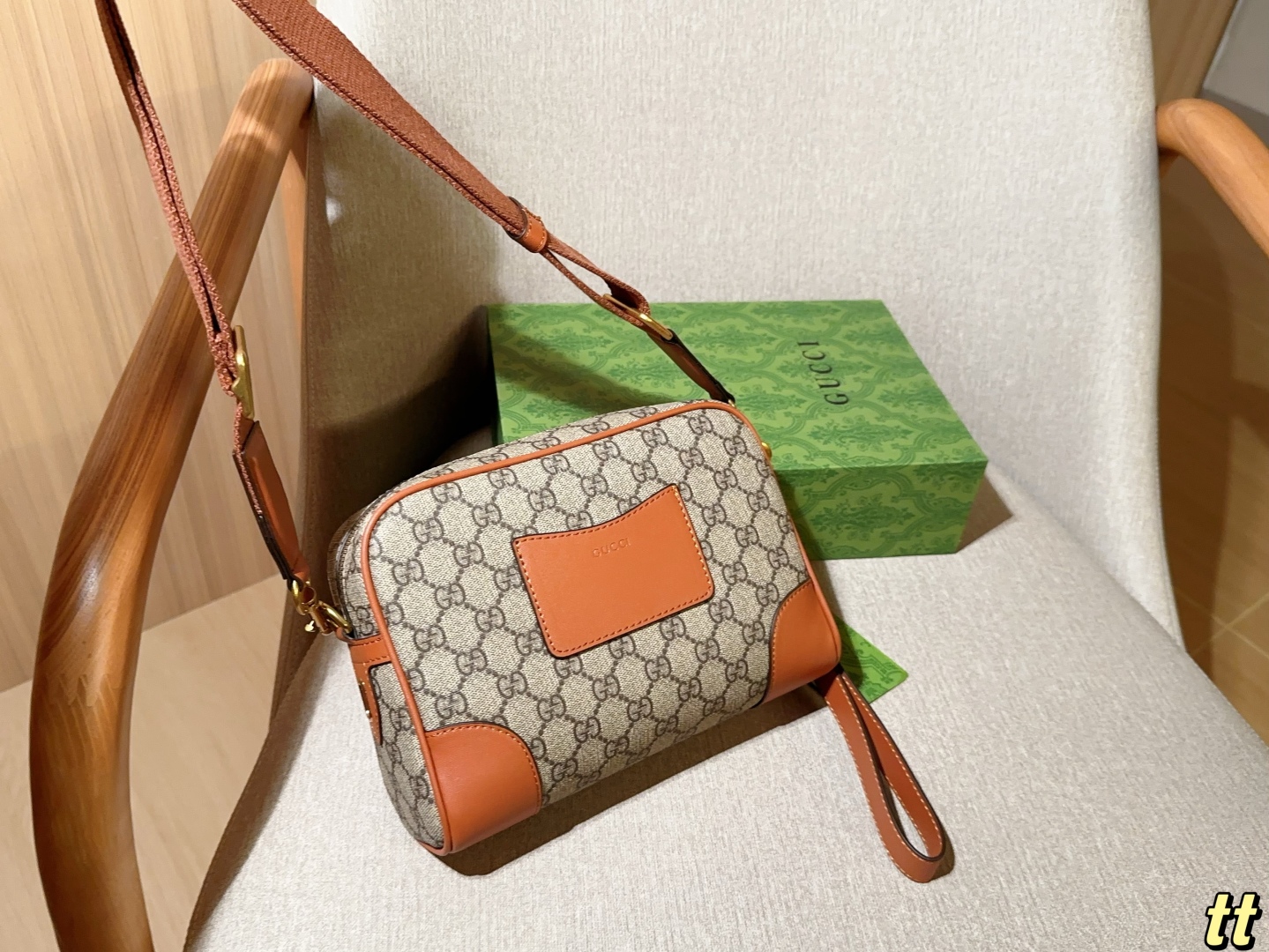 💰200
Gucci古奇
新款 Emblem系列手拿 斜挎 相机包～
尺寸：23×16×7
礼盒包装🎁
