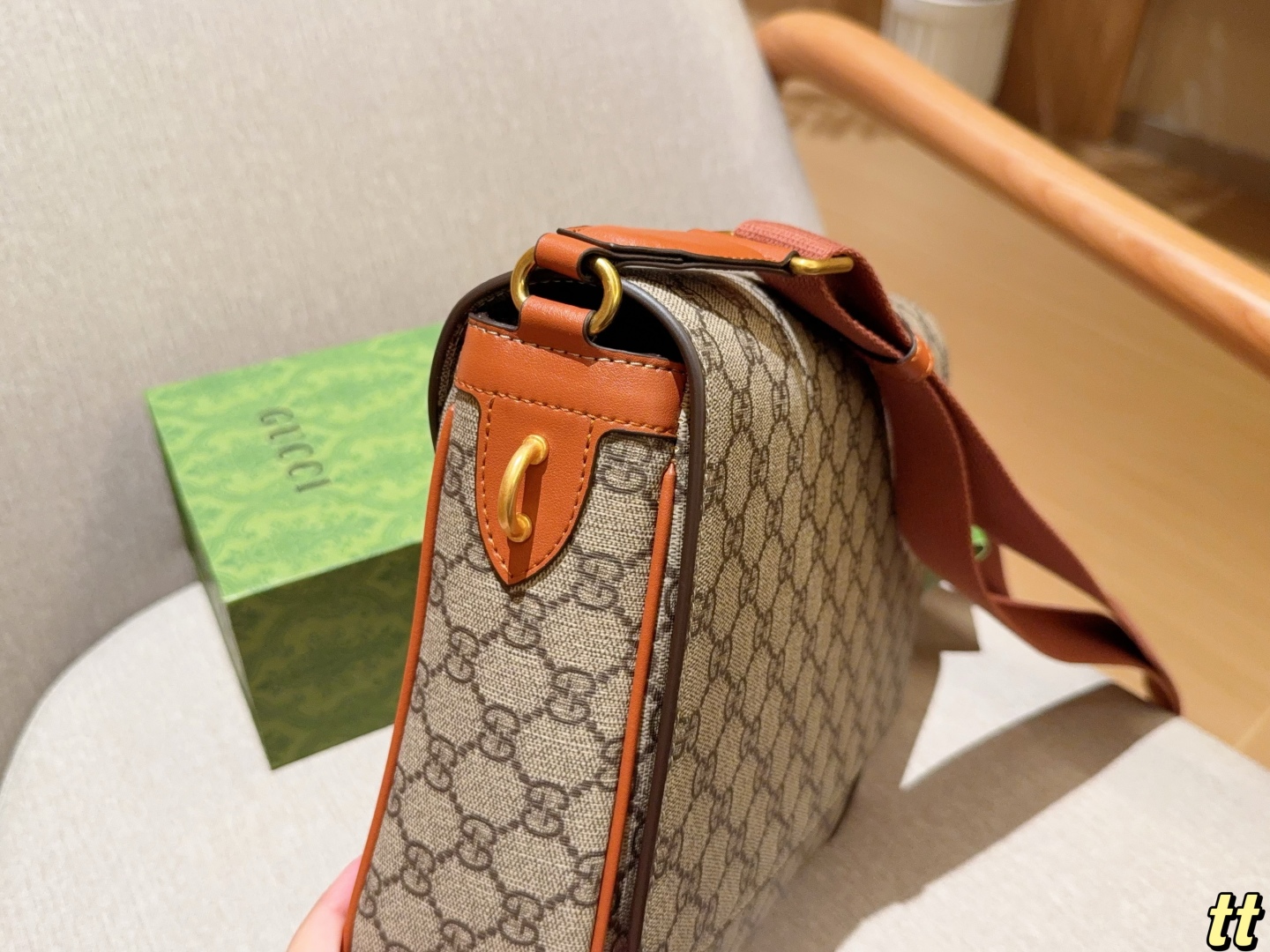 💰220
Gucci古奇
Emblem系列公文包～斜挎包～
尺寸：27×24×8
礼盒包装🎁