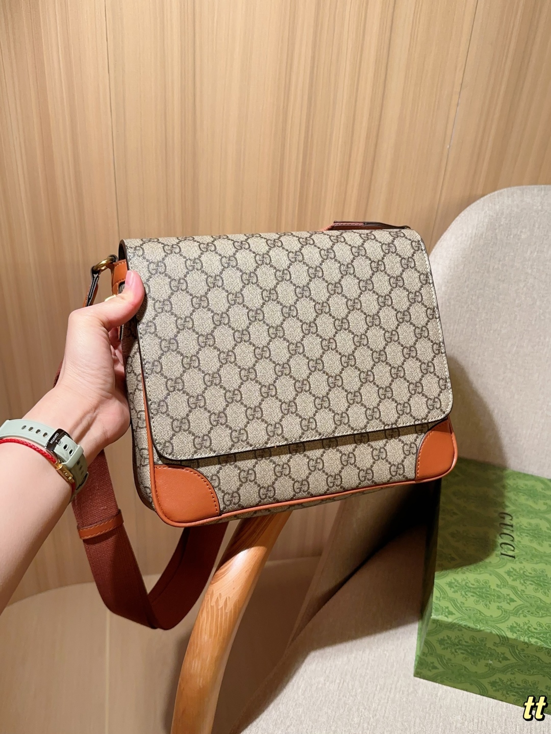 💰220
Gucci古奇
Emblem系列公文包～斜挎包～
尺寸：27×24×8
礼盒包装🎁
