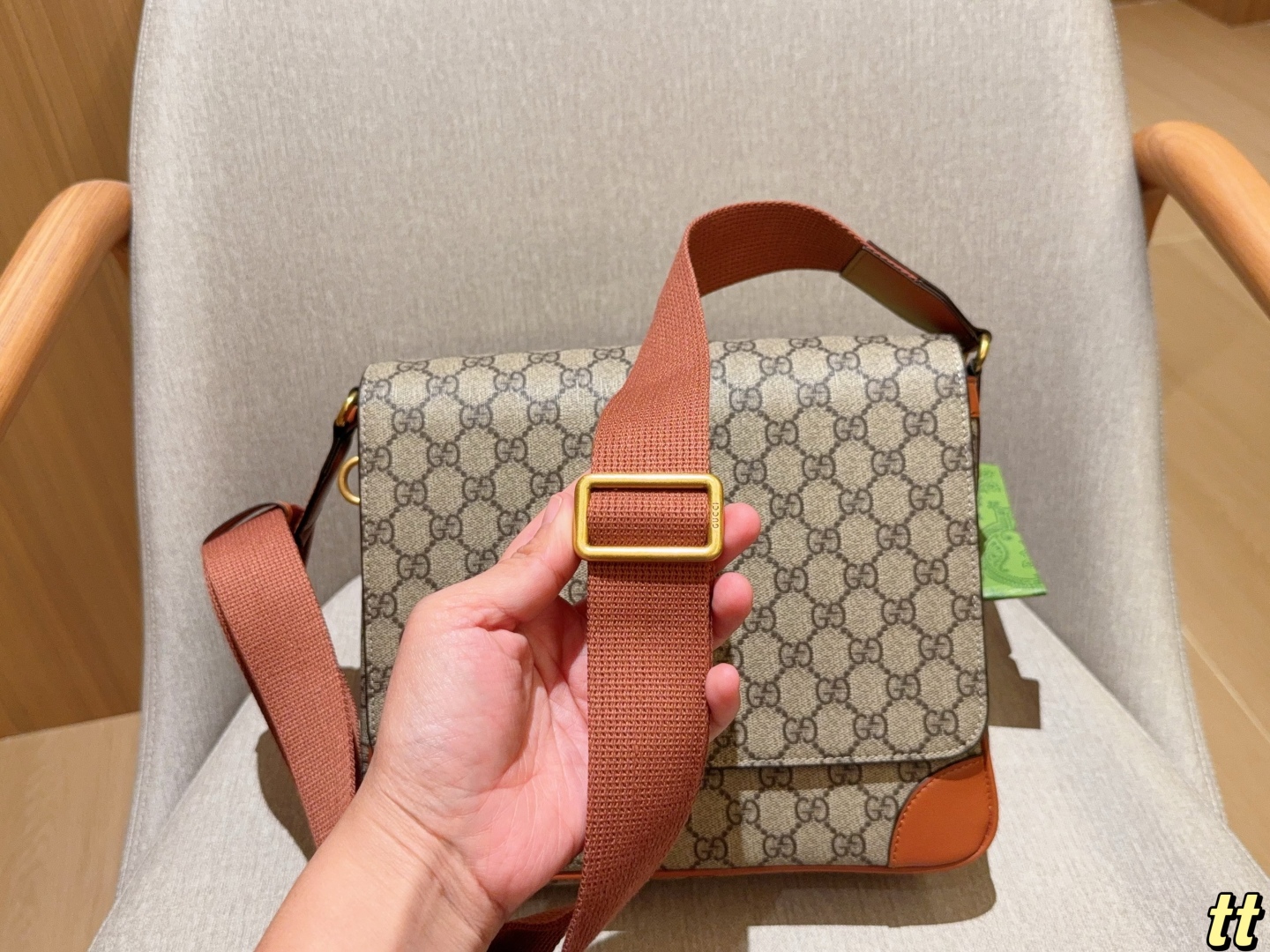 💰220
Gucci古奇
Emblem系列公文包～斜挎包～
尺寸：27×24×8
礼盒包装🎁