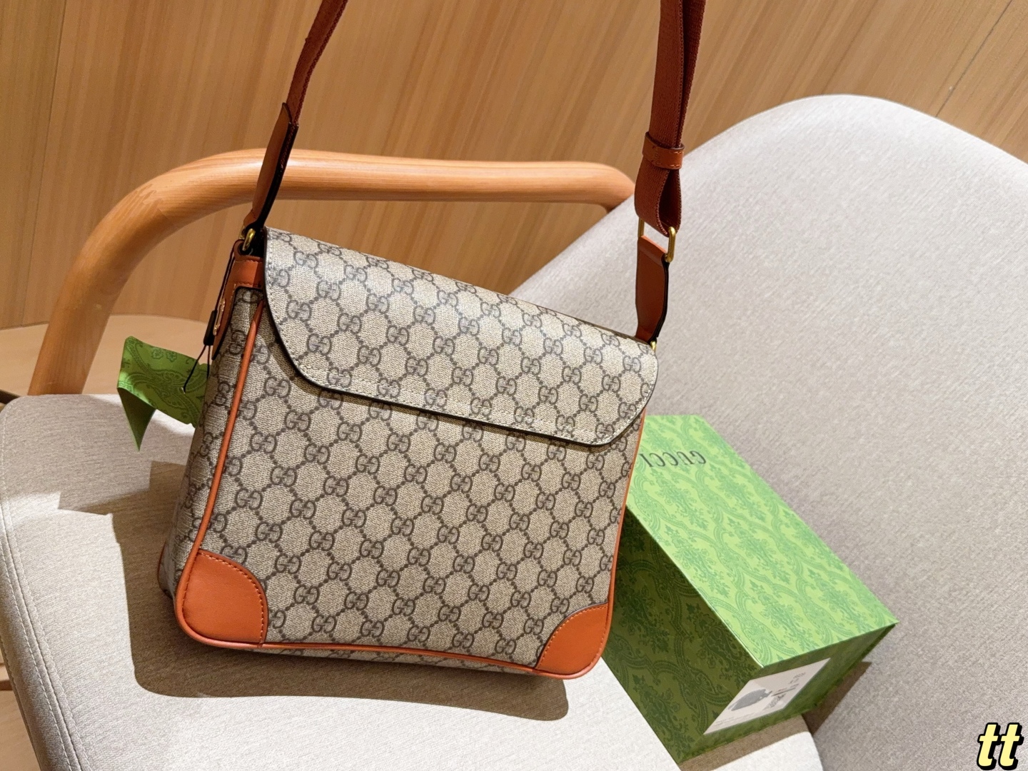 💰220
Gucci古奇
Emblem系列公文包～斜挎包～
尺寸：27×24×8
礼盒包装🎁