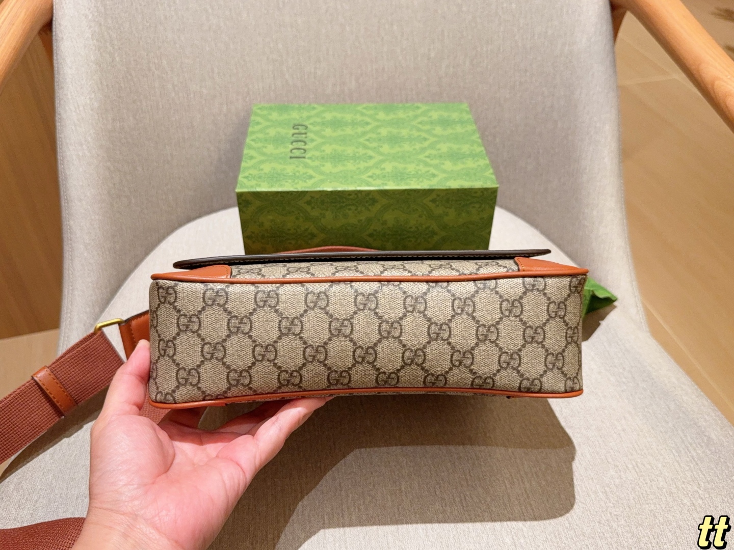 💰220
Gucci古奇
Emblem系列公文包～斜挎包～
尺寸：27×24×8
礼盒包装🎁