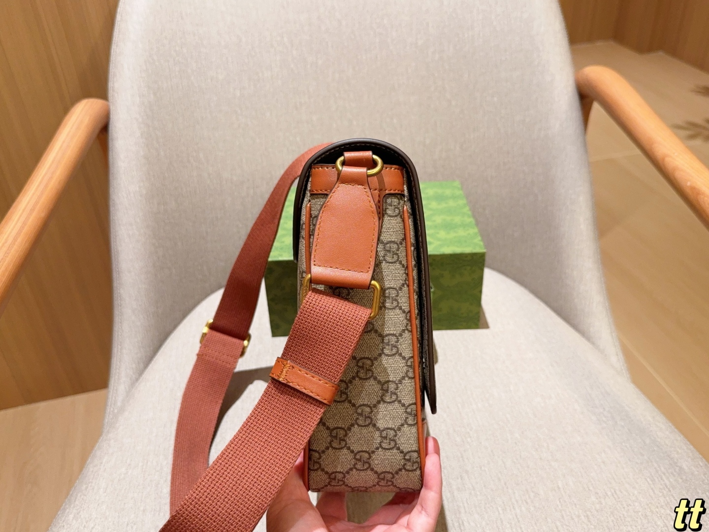 💰220
Gucci古奇
Emblem系列公文包～斜挎包～
尺寸：27×24×8
礼盒包装🎁