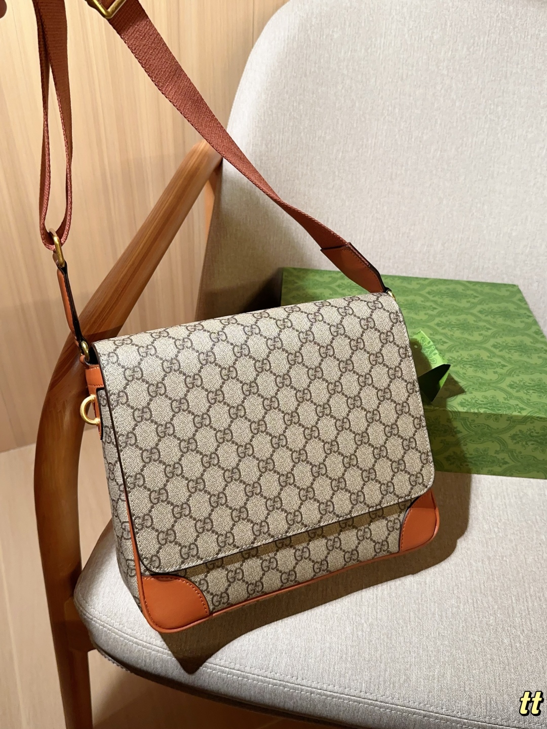 💰220
Gucci古奇
Emblem系列公文包～斜挎包～
尺寸：27×24×8
礼盒包装🎁
