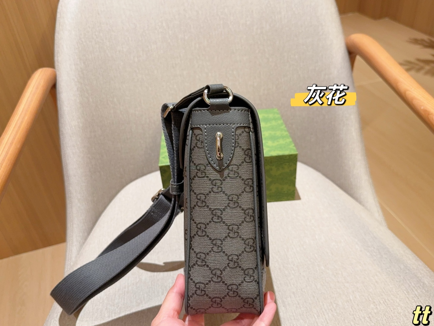 💰220
Gucci古奇
Emblem系列公文包～斜挎包～
尺寸：27×24×8
礼盒包装🎁