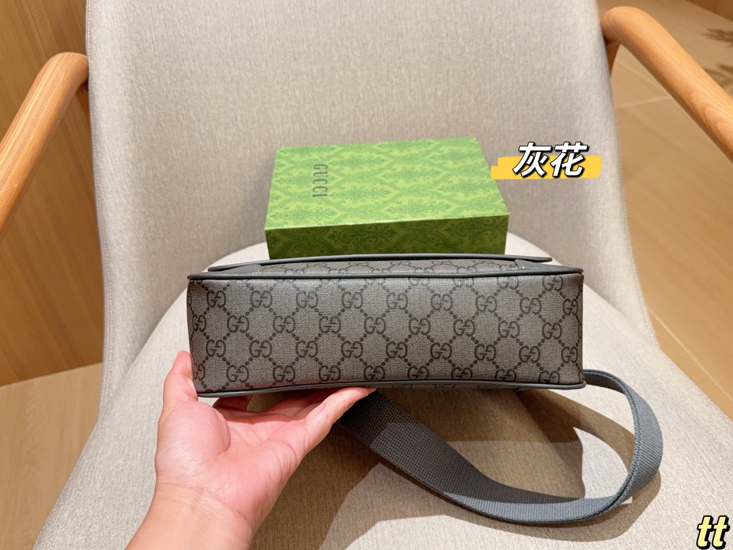 💰220
Gucci古奇
Emblem系列公文包～斜挎包～
尺寸：27×24×8
礼盒包装🎁