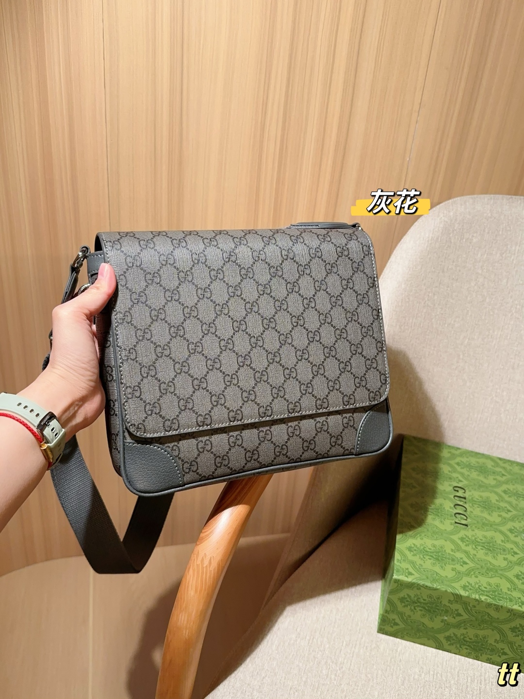 💰220
Gucci古奇
Emblem系列公文包～斜挎包～
尺寸：27×24×8
礼盒包装🎁