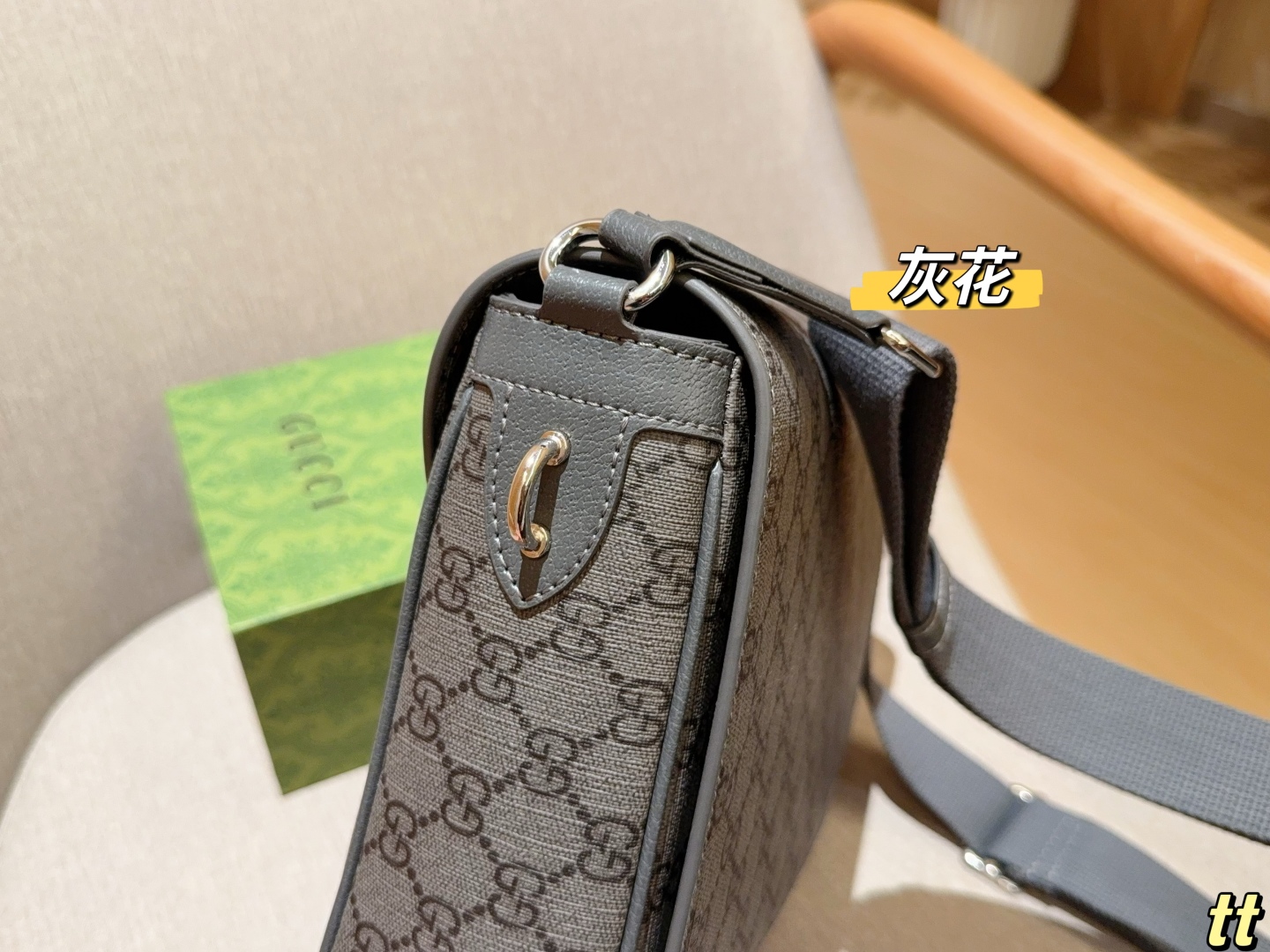 💰220
Gucci古奇
Emblem系列公文包～斜挎包～
尺寸：27×24×8
礼盒包装🎁