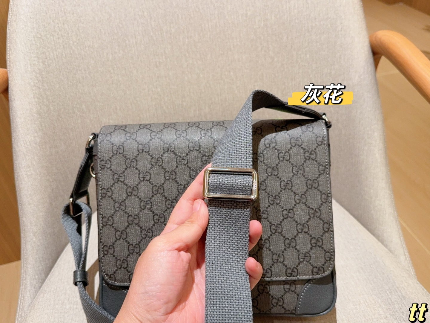 💰220
Gucci古奇
Emblem系列公文包～斜挎包～
尺寸：27×24×8
礼盒包装🎁