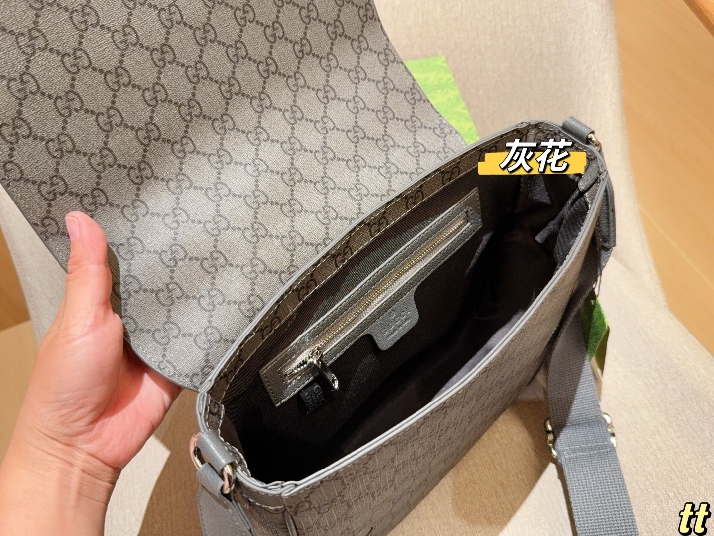 💰220
Gucci古奇
Emblem系列公文包～斜挎包～
尺寸：27×24×8
礼盒包装🎁