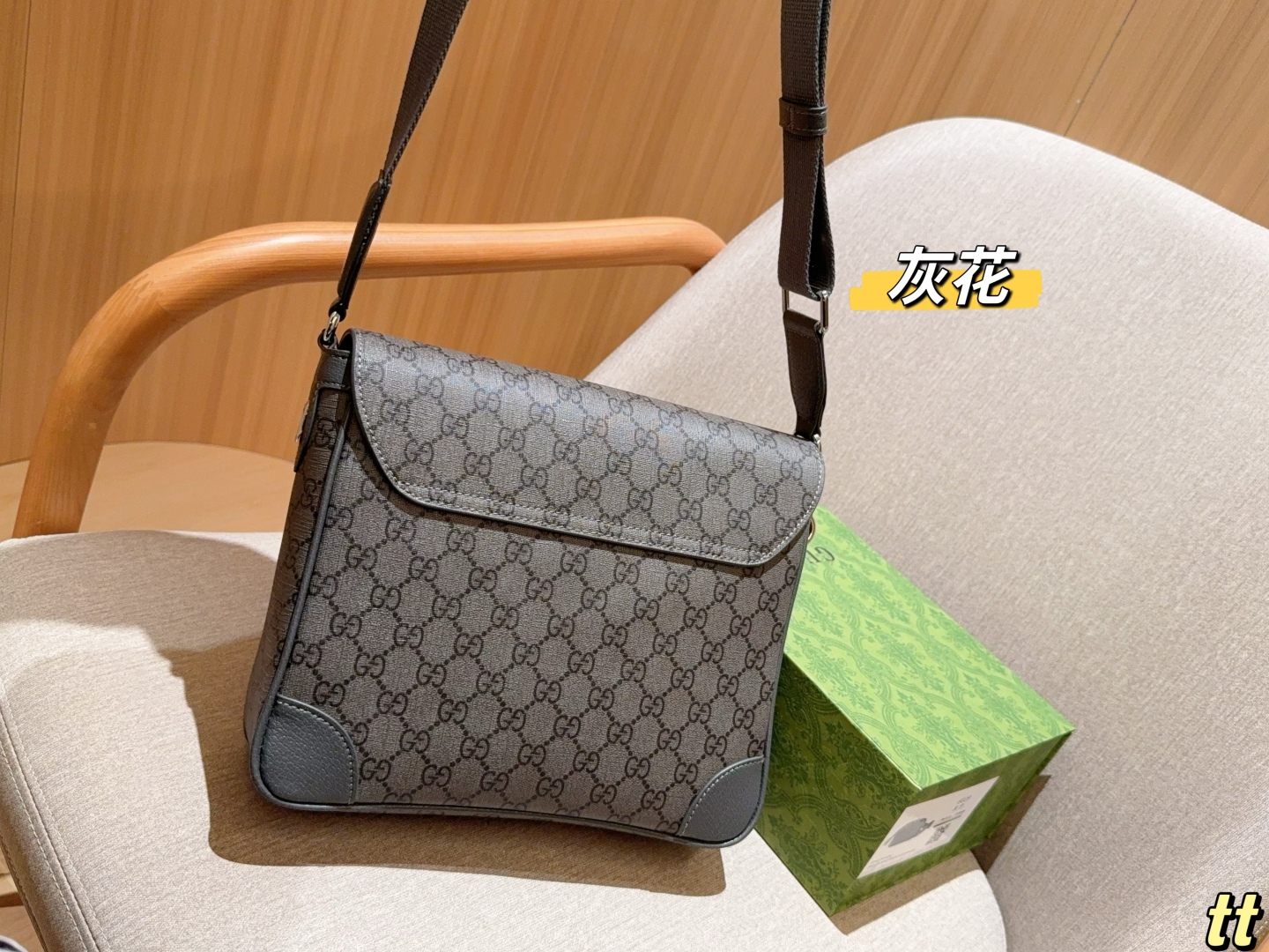 💰220
Gucci古奇
Emblem系列公文包～斜挎包～
尺寸：27×24×8
礼盒包装🎁