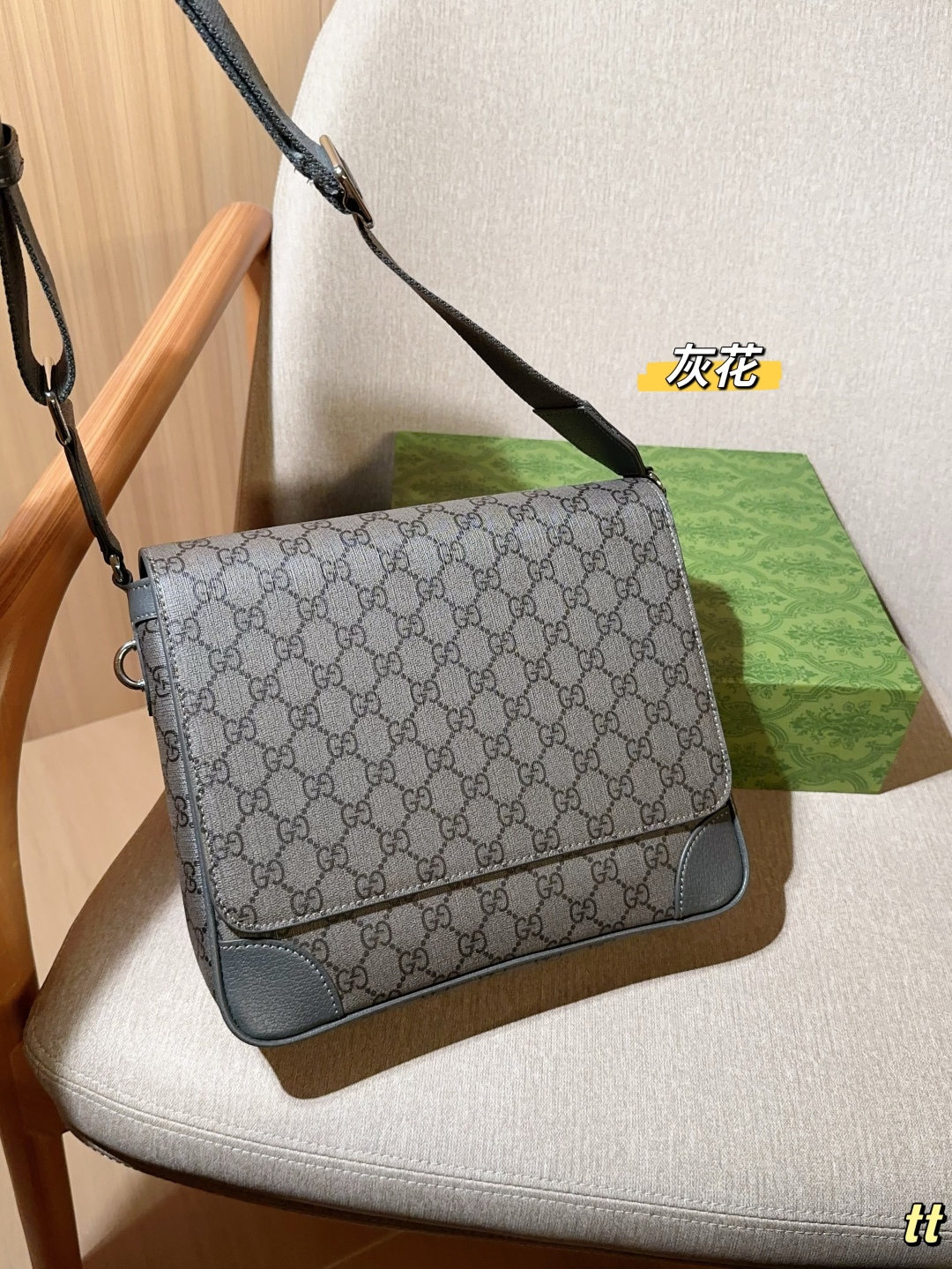 💰220
Gucci古奇
Emblem系列公文包～斜挎包～
尺寸：27×24×8
礼盒包装🎁