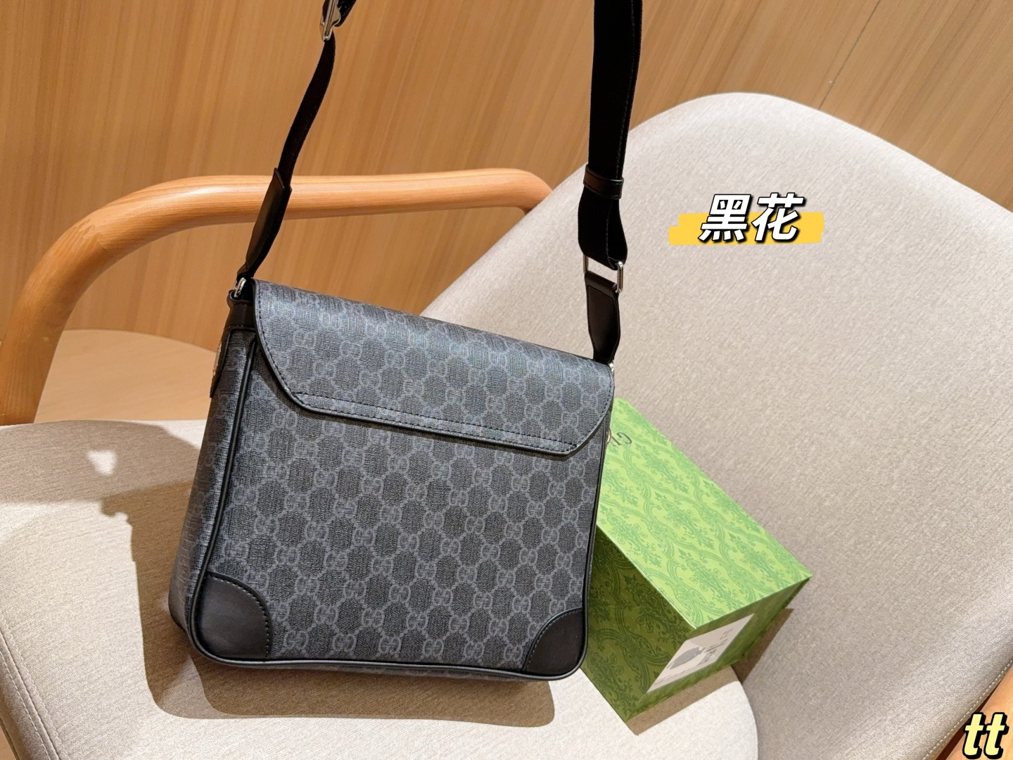 💰220
Gucci古奇
Emblem系列公文包～斜挎包～
尺寸：27×24×8
礼盒包装🎁