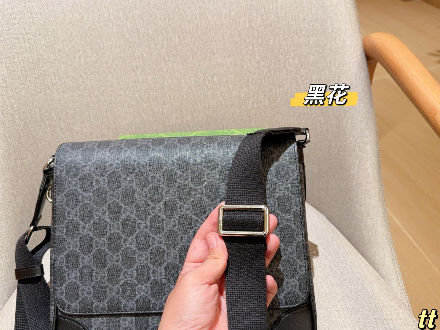 💰220
Gucci古奇
Emblem系列公文包～斜挎包～
尺寸：27×24×8
礼盒包装🎁