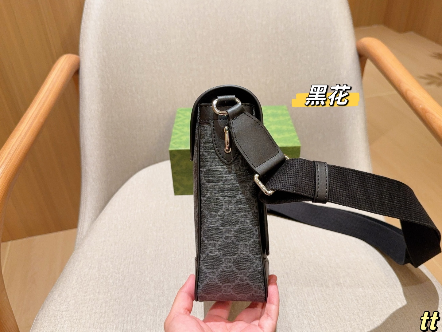 💰220
Gucci古奇
Emblem系列公文包～斜挎包～
尺寸：27×24×8
礼盒包装🎁