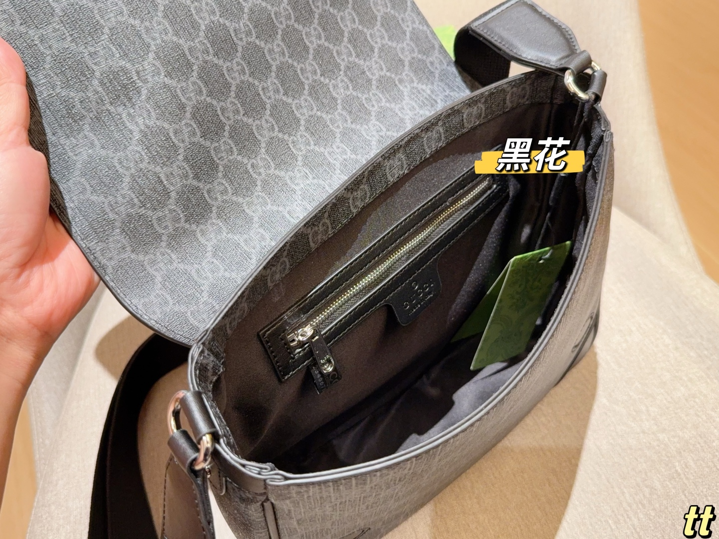 💰220
Gucci古奇
Emblem系列公文包～斜挎包～
尺寸：27×24×8
礼盒包装🎁