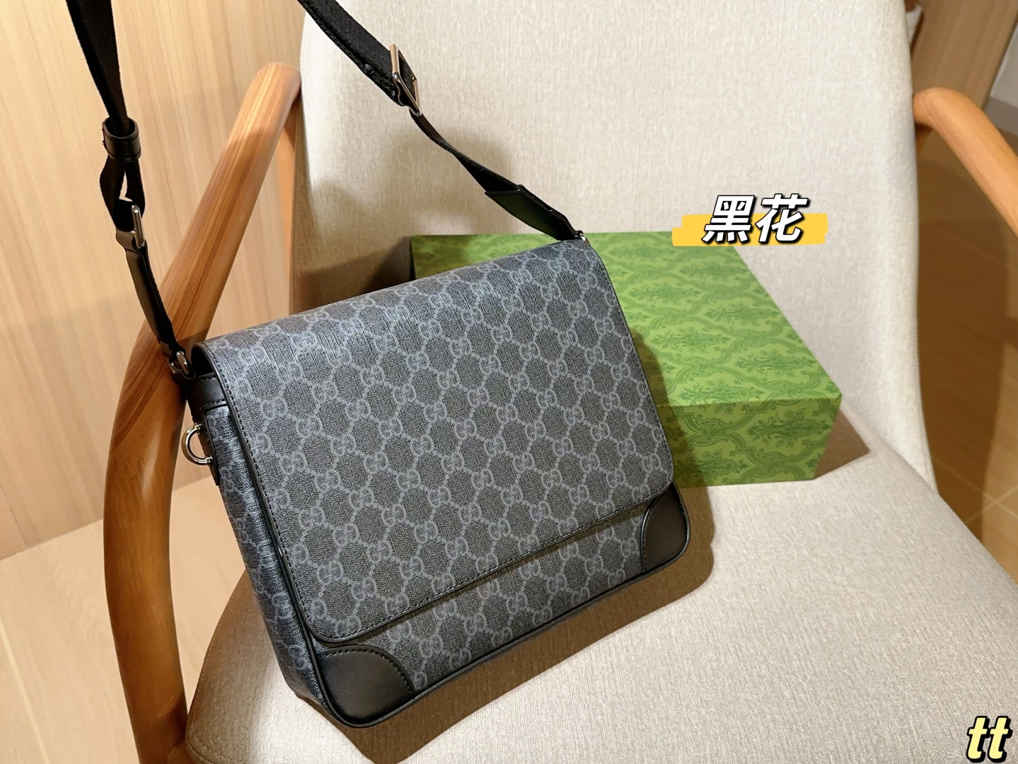 💰220
Gucci古奇
Emblem系列公文包～斜挎包～
尺寸：27×24×8
礼盒包装🎁