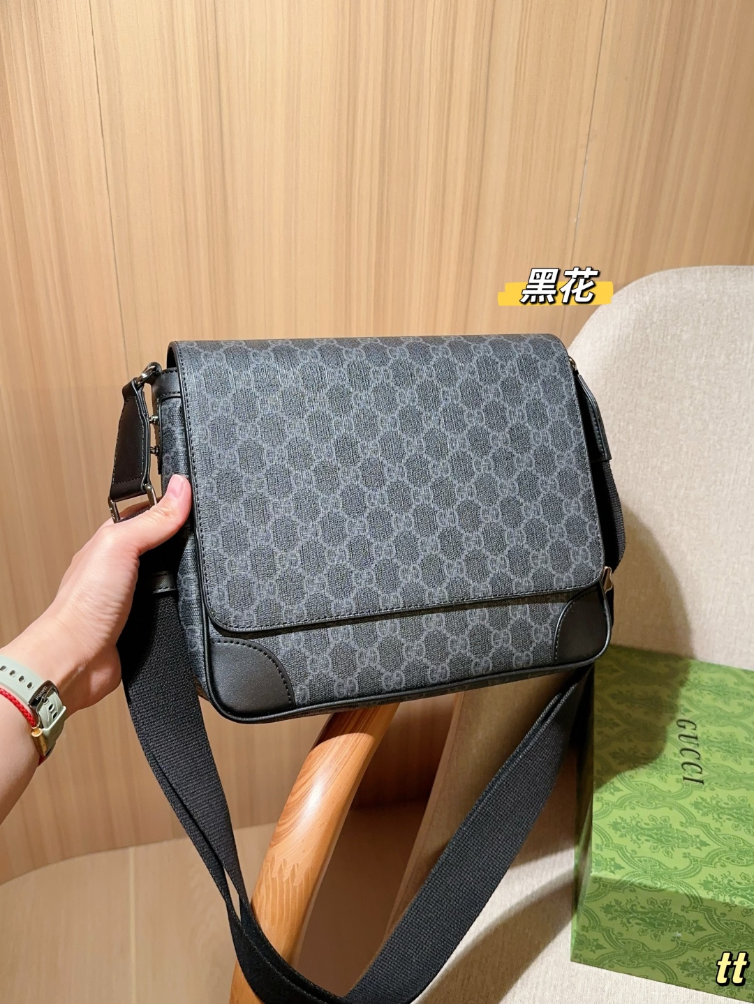 💰220
Gucci古奇
Emblem系列公文包～斜挎包～
尺寸：27×24×8
礼盒包装🎁