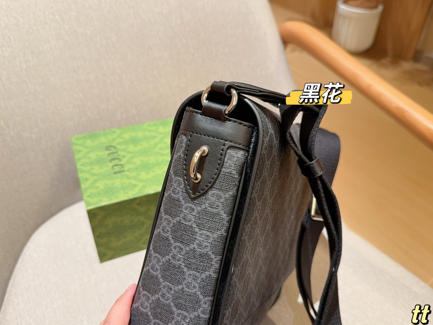 💰220
Gucci古奇
Emblem系列公文包～斜挎包～
尺寸：27×24×8
礼盒包装🎁