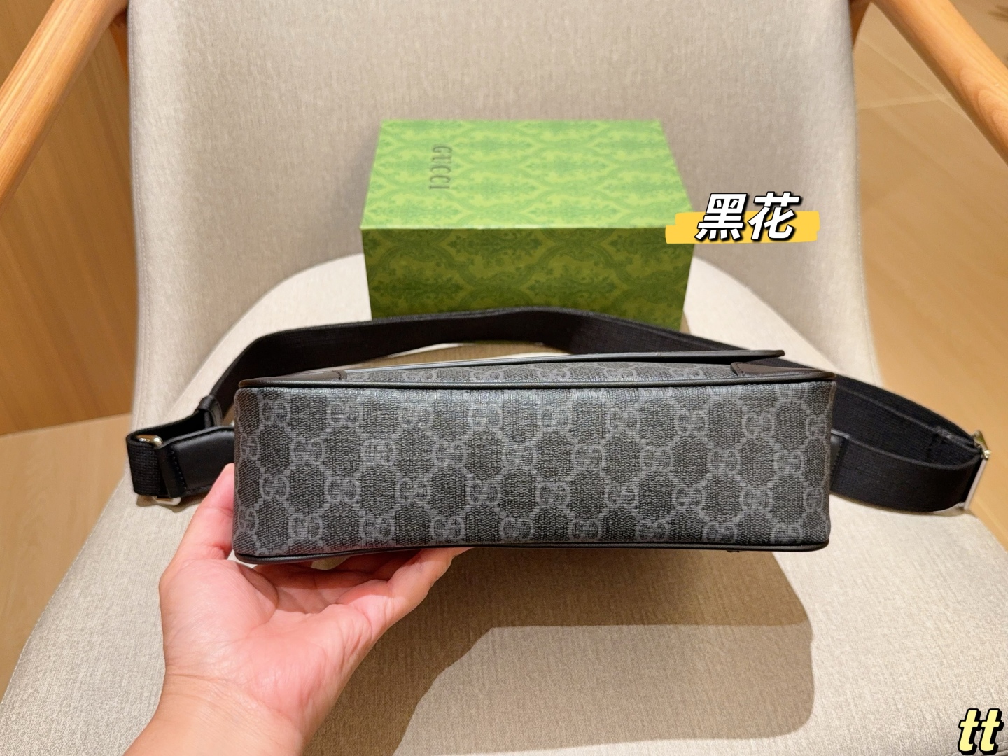 💰220
Gucci古奇
Emblem系列公文包～斜挎包～
尺寸：27×24×8
礼盒包装🎁