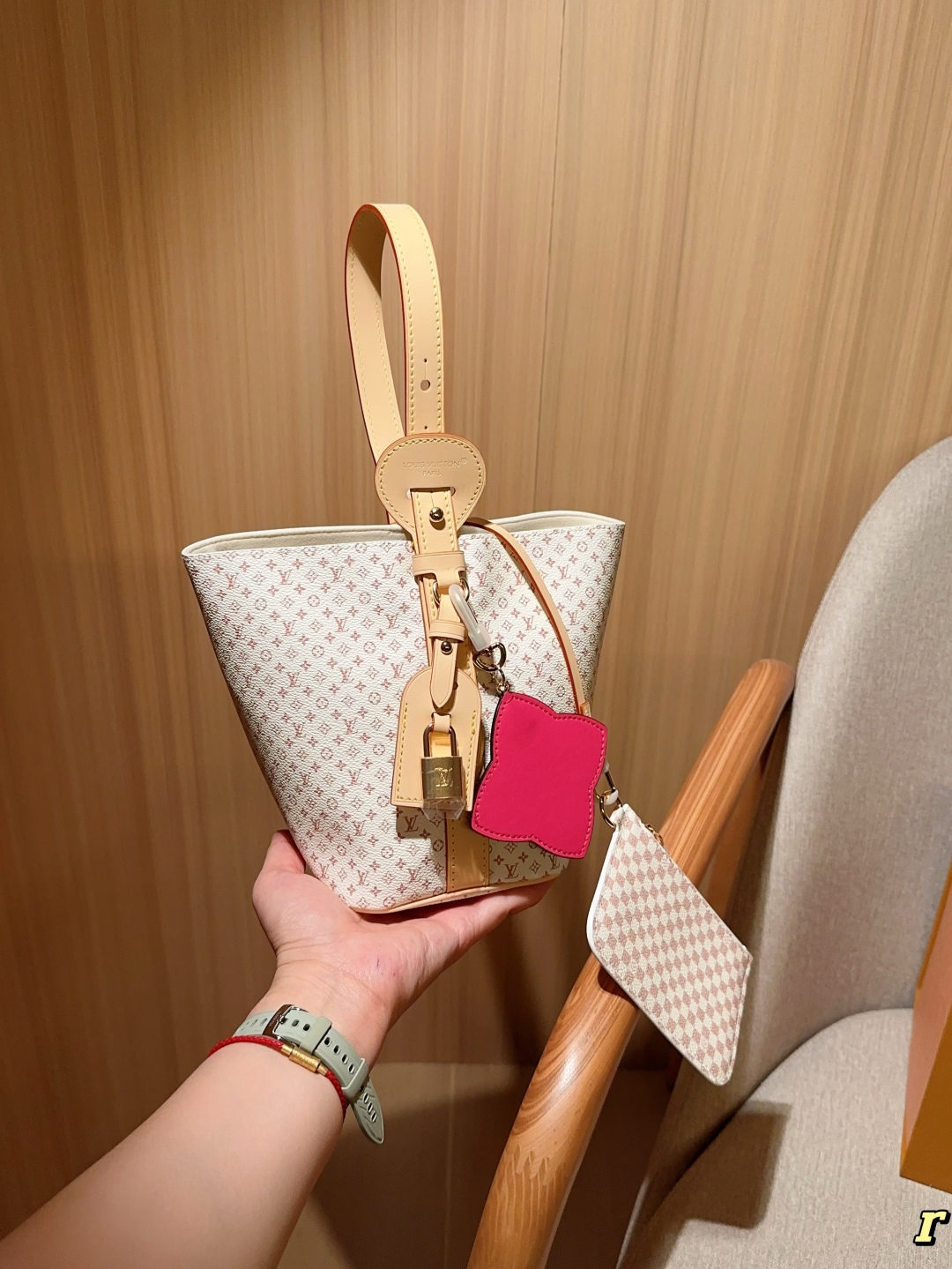 💰250
Lv/路易威登
25新款ALL IN BB 沙丘色水桶包
尺寸：18×16
礼盒包装🎁