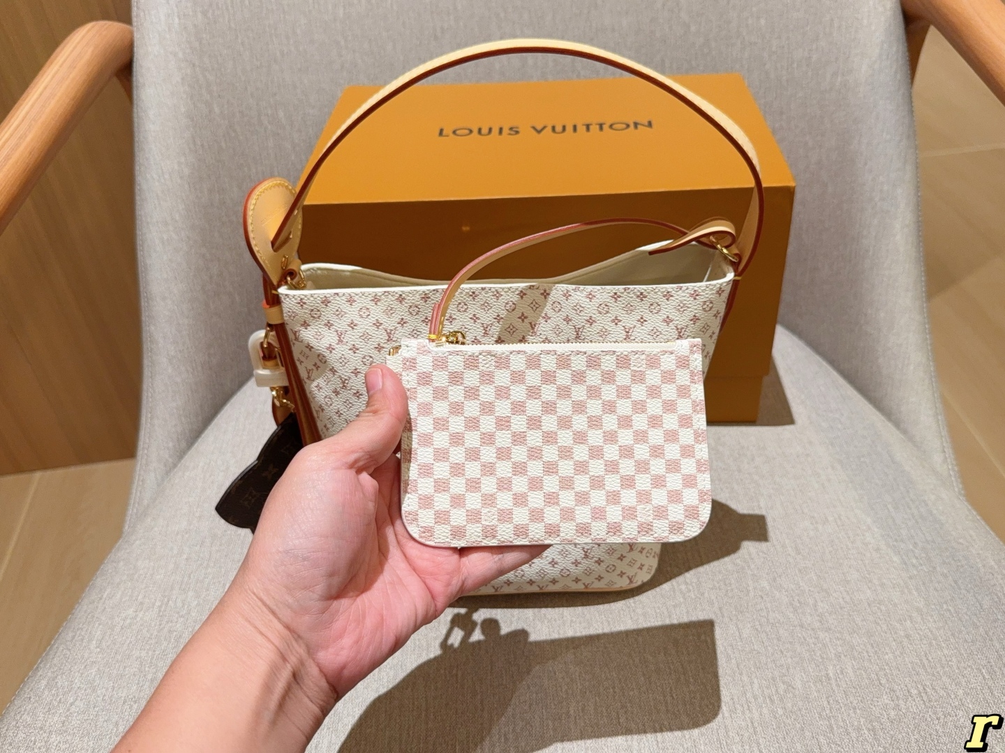 💰250
Lv/路易威登
25新款ALL IN BB 沙丘色水桶包
尺寸：18×16
礼盒包装🎁