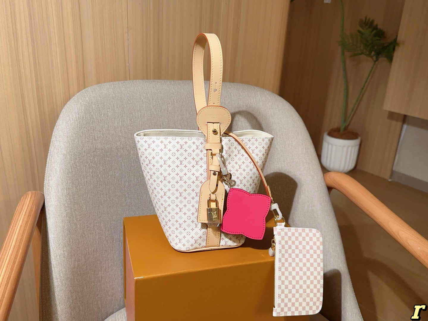 💰250
Lv/路易威登
25新款ALL IN BB 沙丘色水桶包
尺寸：18×16
礼盒包装🎁