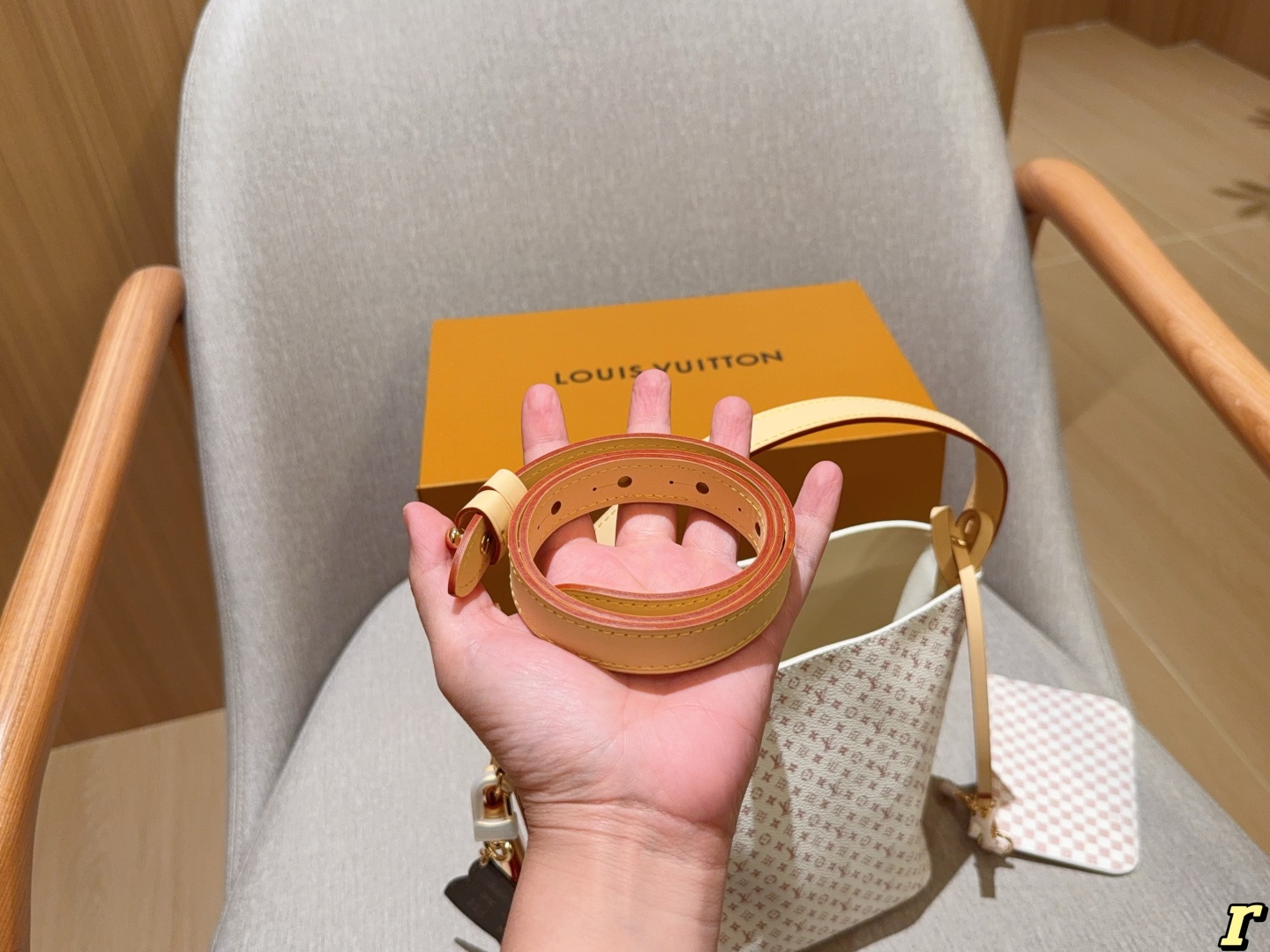💰250
Lv/路易威登
25新款ALL IN BB 沙丘色水桶包
尺寸：18×16
礼盒包装🎁