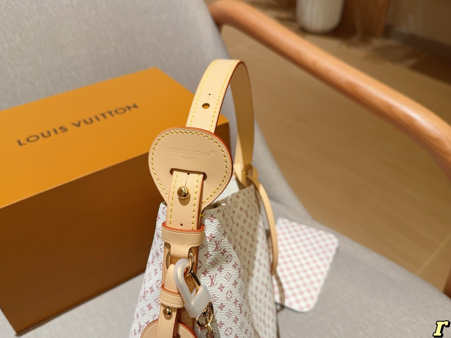 💰250
Lv/路易威登
25新款ALL IN BB 沙丘色水桶包
尺寸：18×16
礼盒包装🎁
